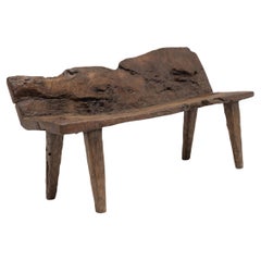 Banc primitif en rondins taillés