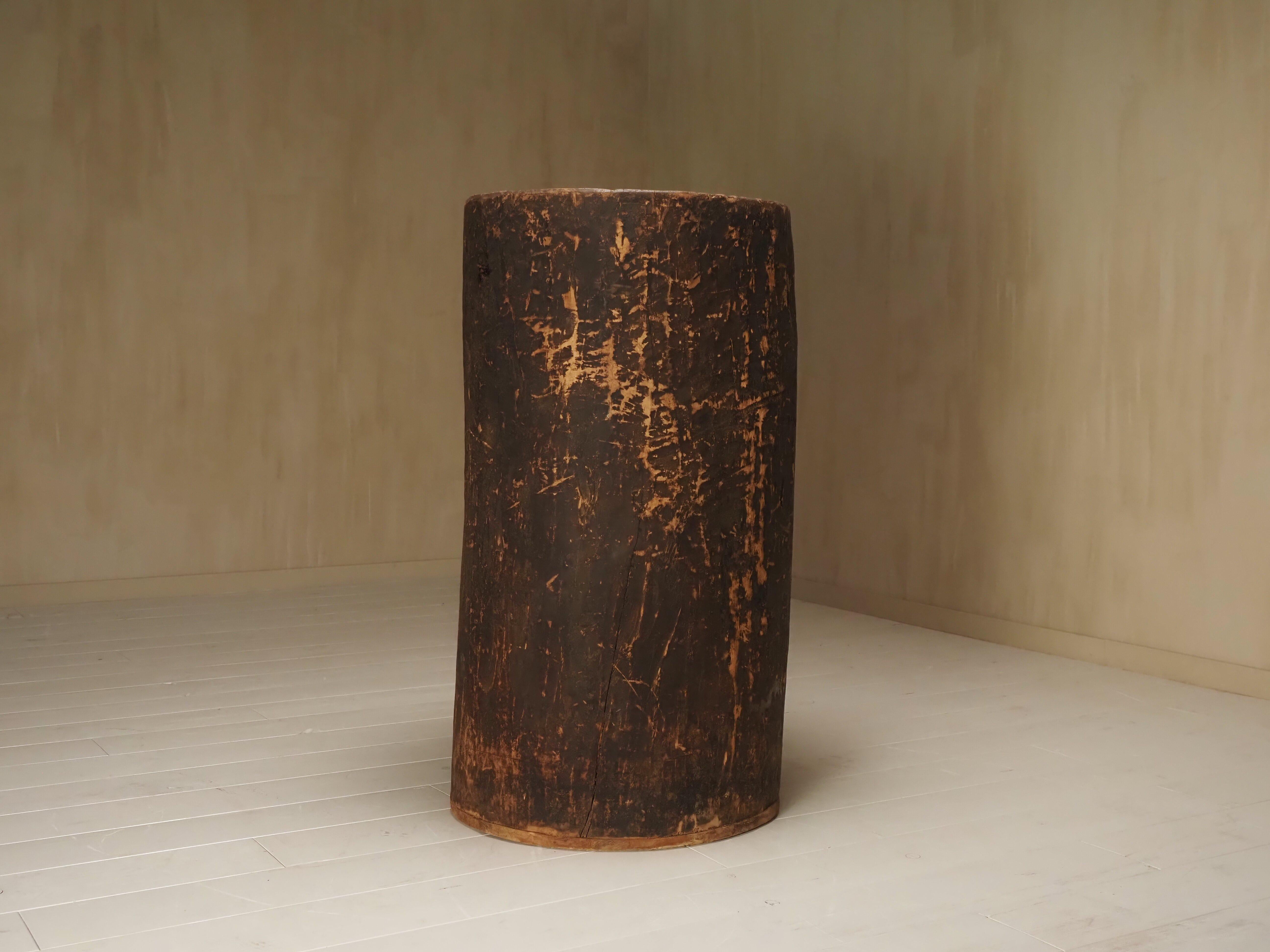 Bois Jardinière primitive en tronc d'arbre creusé en vente