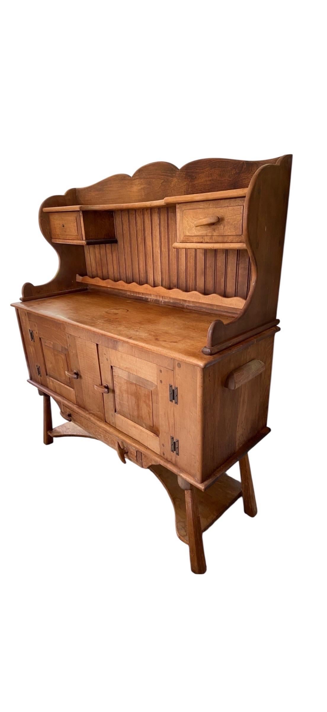 Ancien meuble de boulanger américain. Il y a deux sections, et cette pièce est de taille généreuse et exceptionnellement bien entretenue au fil des décennies.