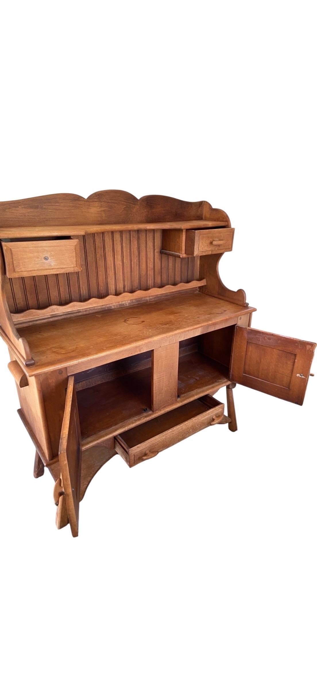 Classique américain Primitive Hutch Baker's Cabinet en vente