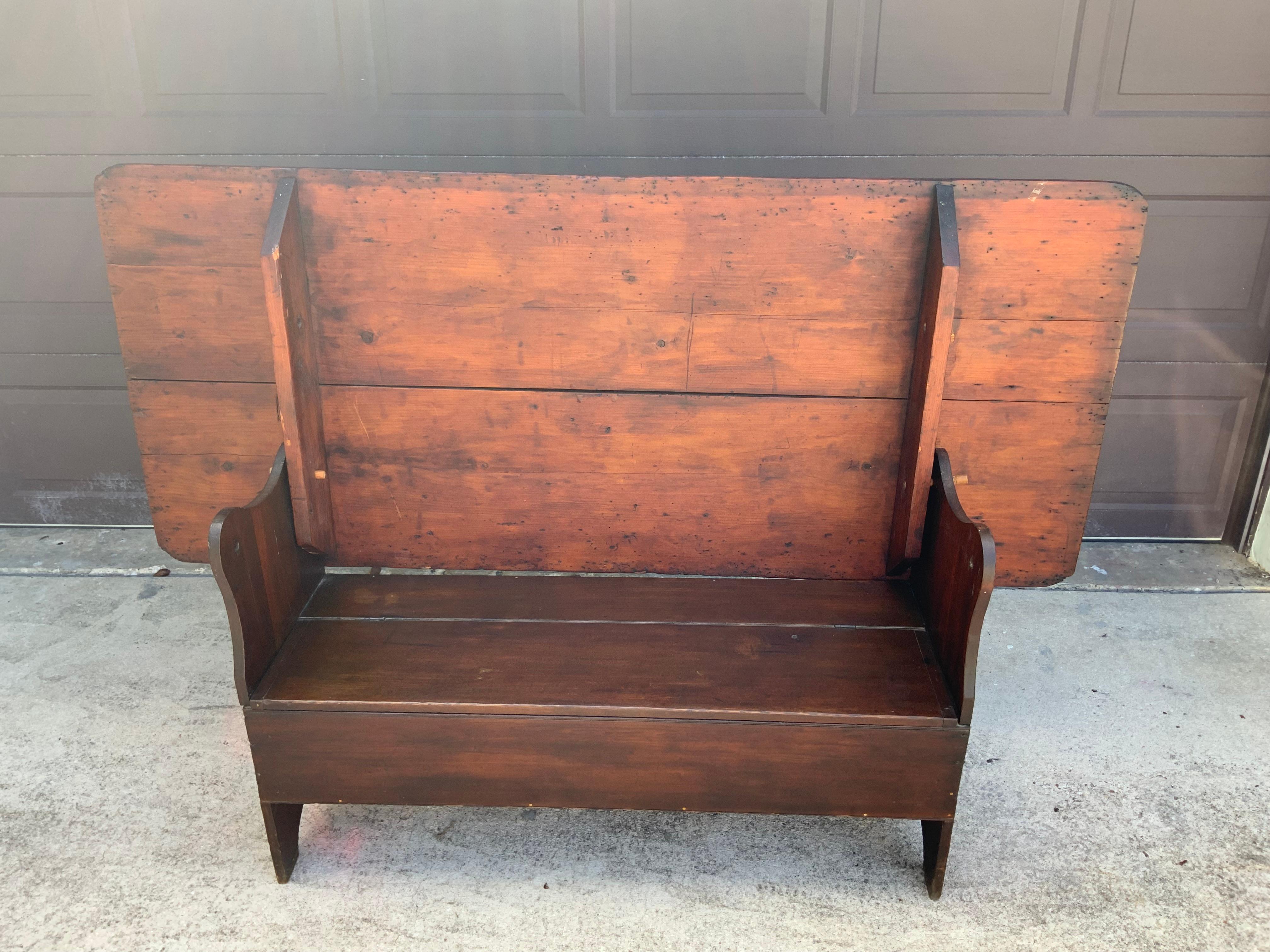 Finales del siglo XIX  Mesa de granja / conejera con tablero de dos tablas de pino y base de pino y álamo. La tapa de almacenamiento del extremo de la tabla de pan, con las bisagras originales, se abre a una amplia zona de almacenamiento.  Gran