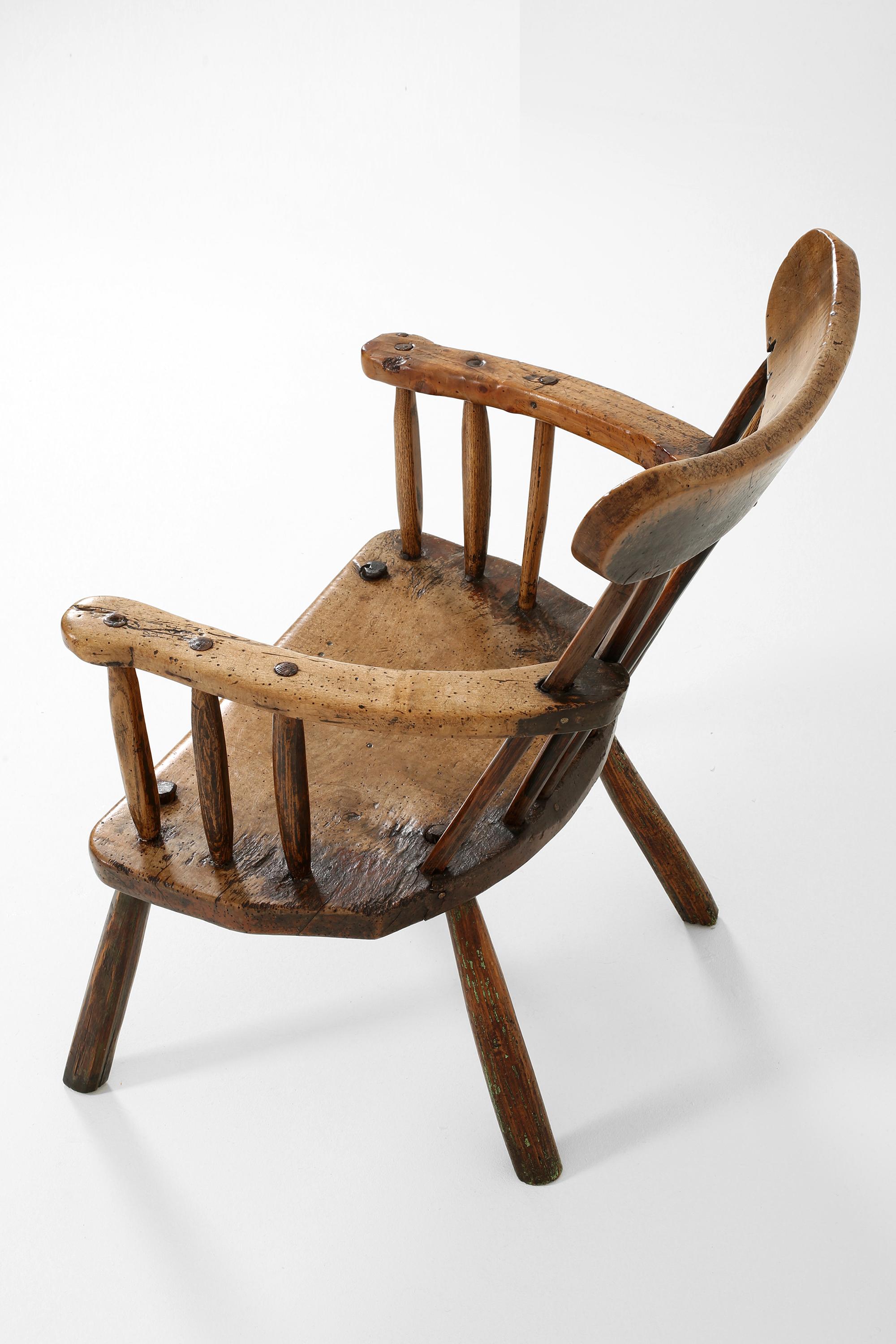 Primitive Irish 'Gibson' Chair In Distressed Condition In London, GB