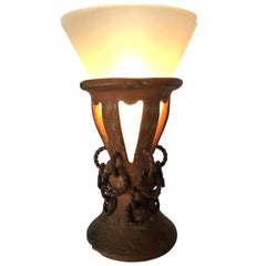 Lampe de table torchère en fer et argile avec abat-jour givré