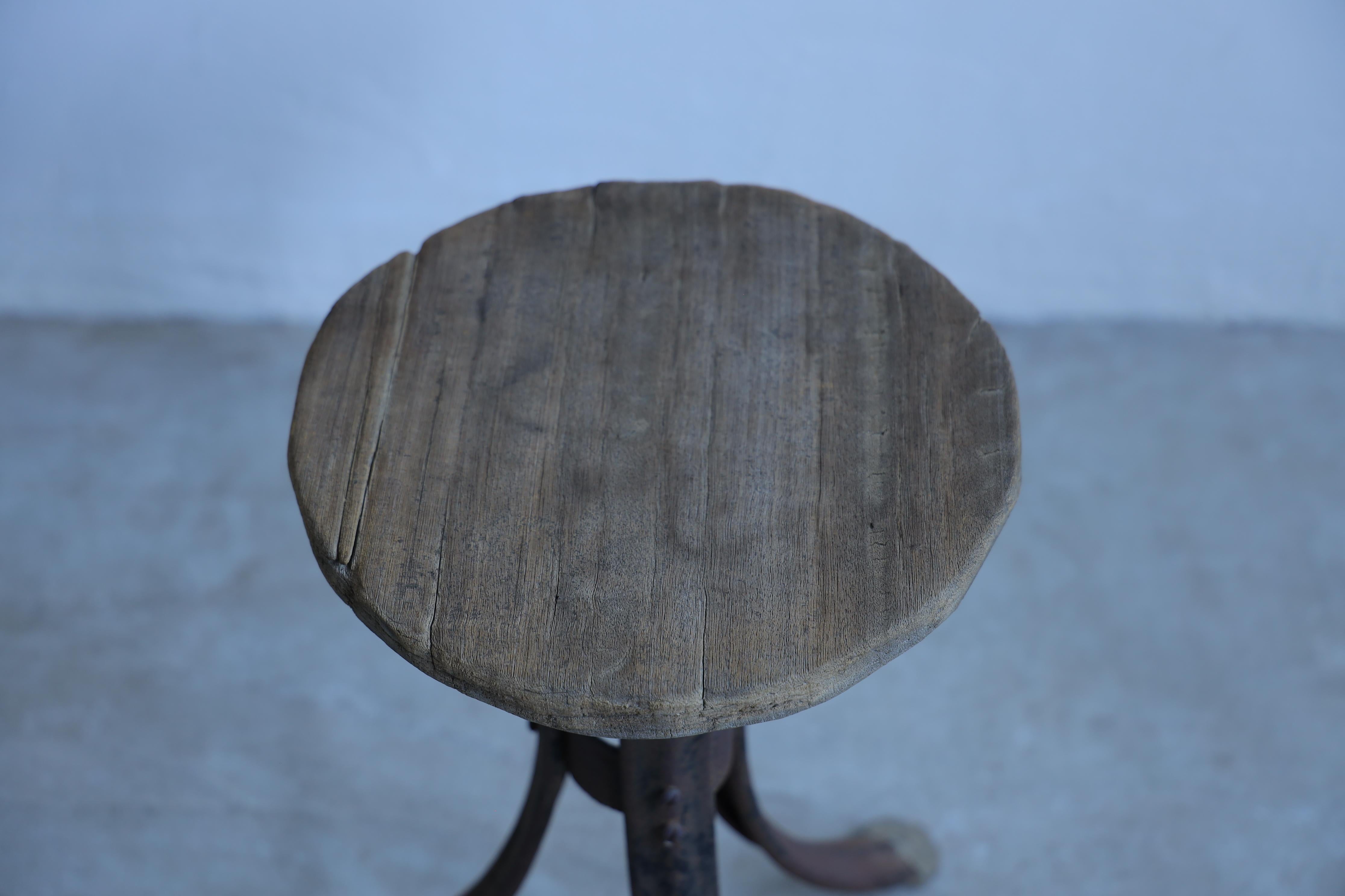 Stand de fleurs japonais primitif, tabourets en bois, Wabi-Sabi en vente 3