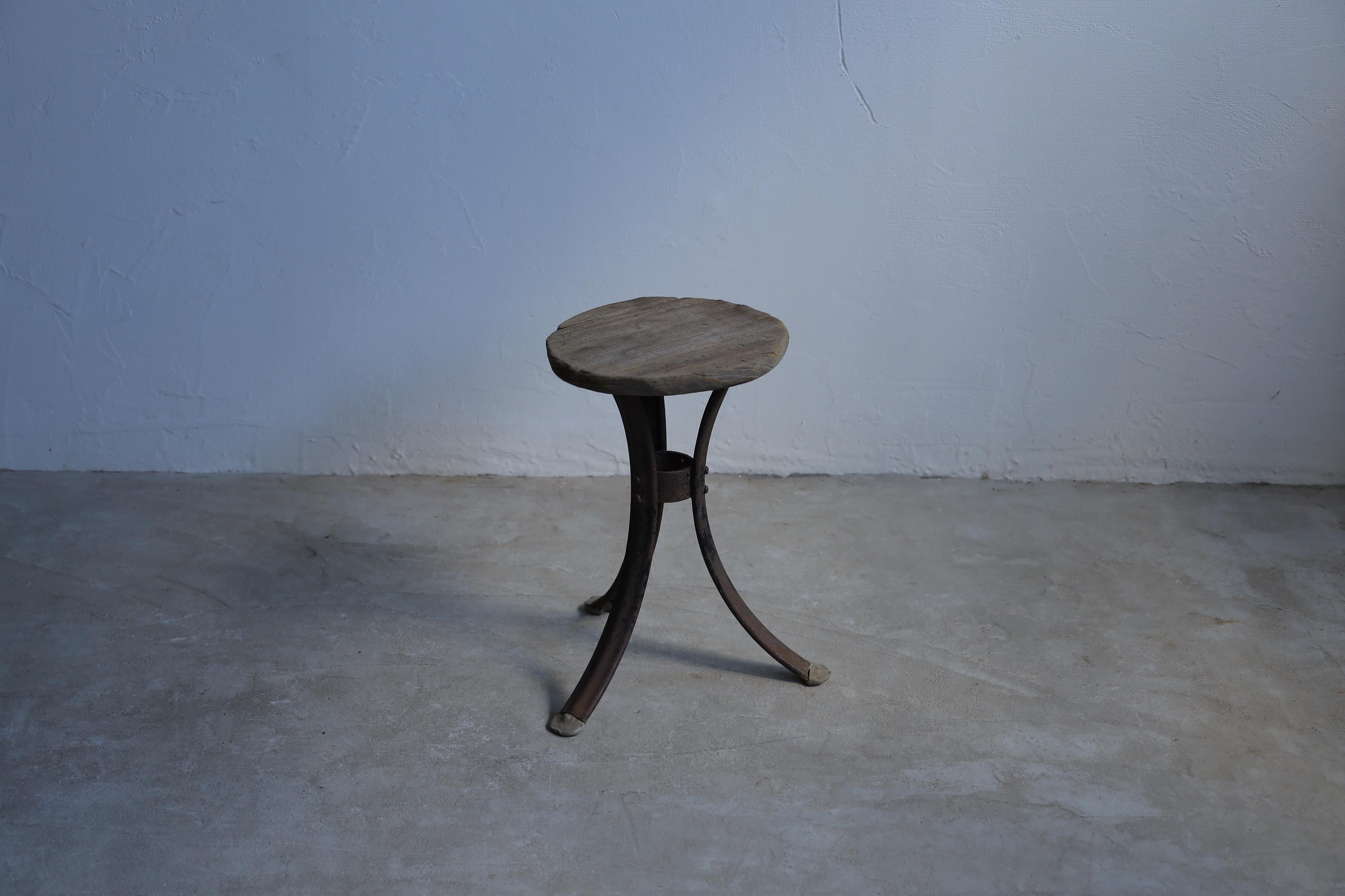 Stand de fleurs japonais primitif, tabourets en bois, Wabi-Sabi en vente 4