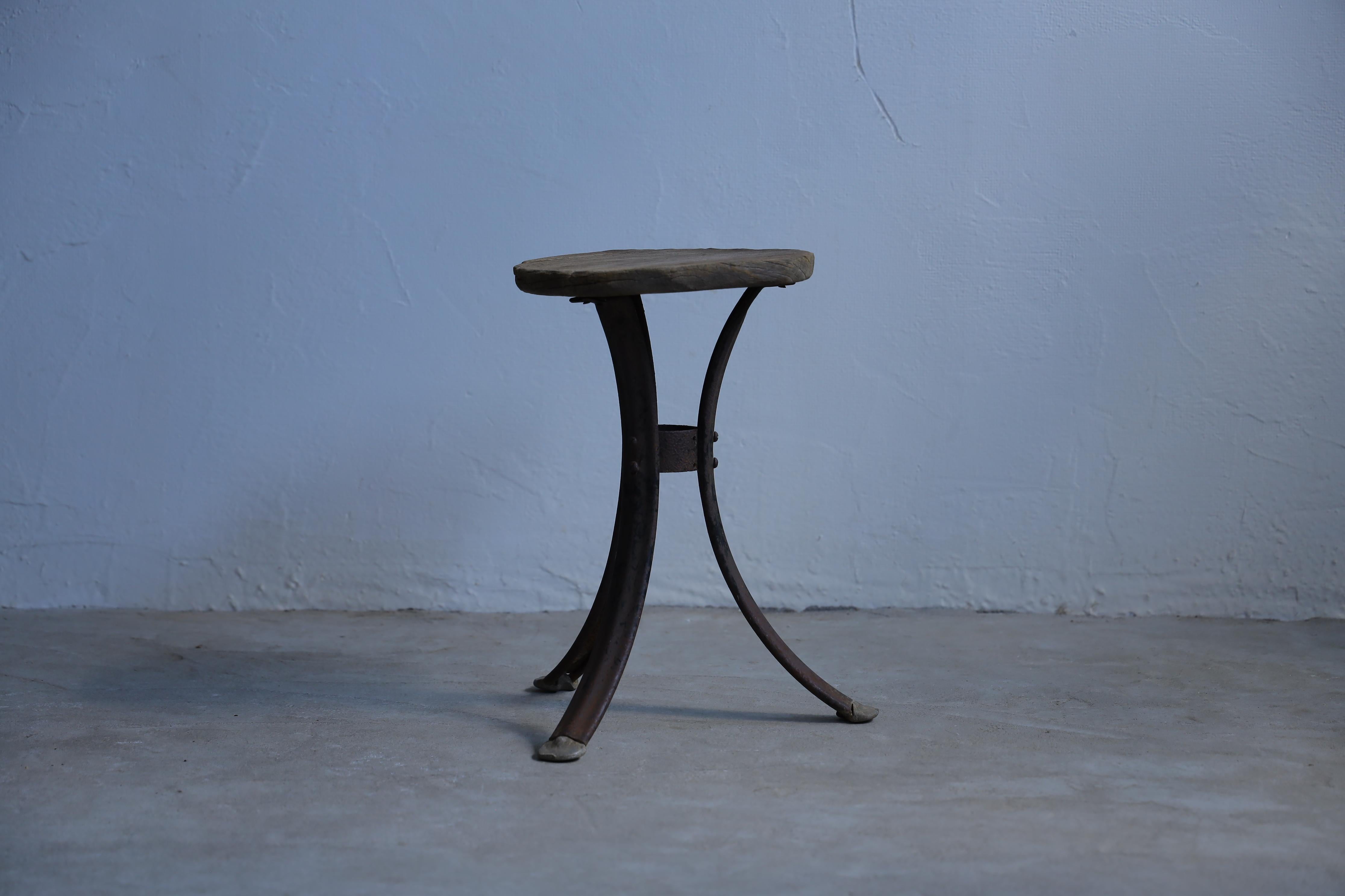 Il s'agit d'un ancien tabouret japonais de la période Taisho (1913-1930).

Il a été fabriqué en réutilisant le cadre en fer d'une bicyclette à une époque où les approvisionnements étaient rares. La partie en bois est en lauan, ce qui lui confère une
