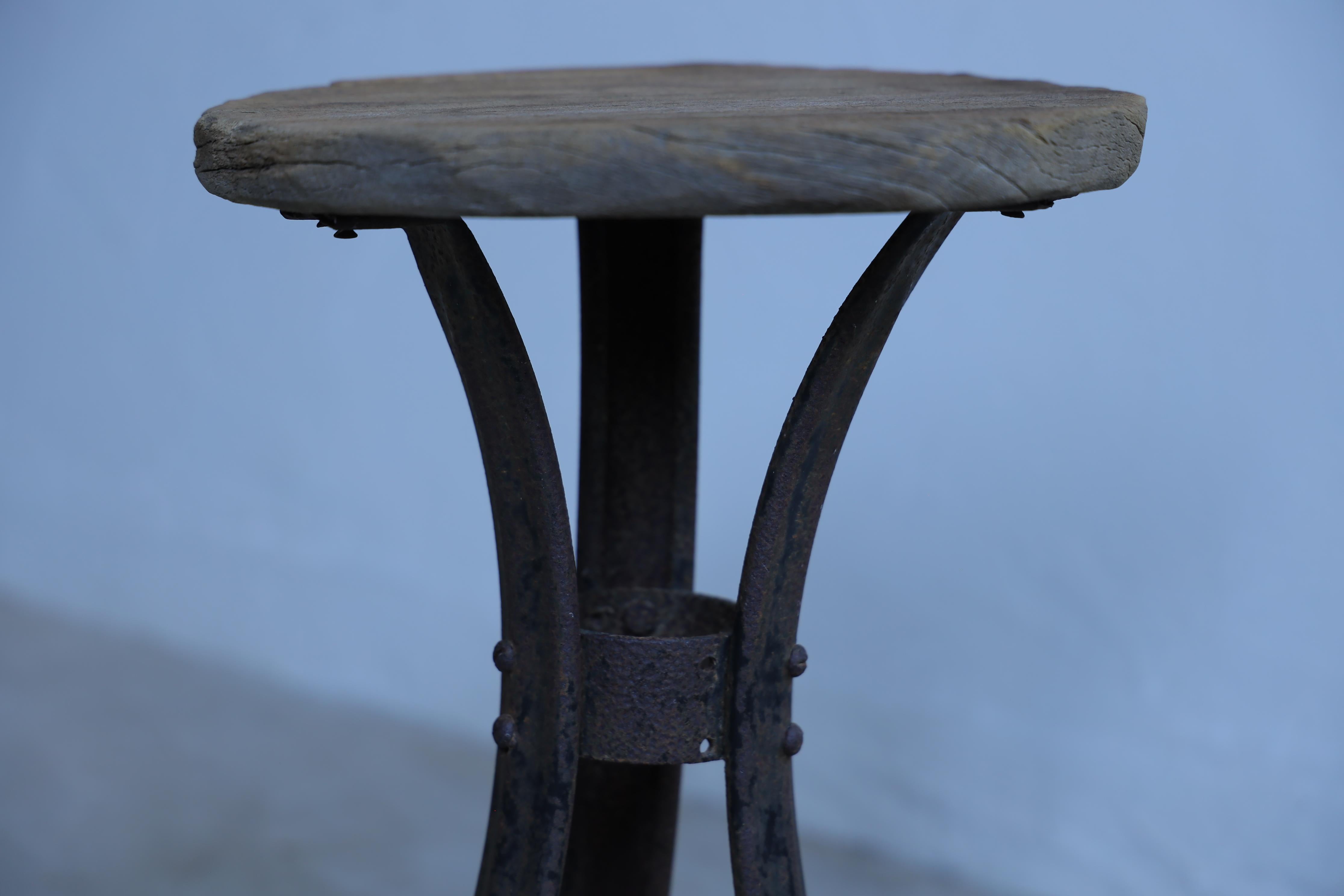 20ième siècle Stand de fleurs japonais primitif, tabourets en bois, Wabi-Sabi en vente