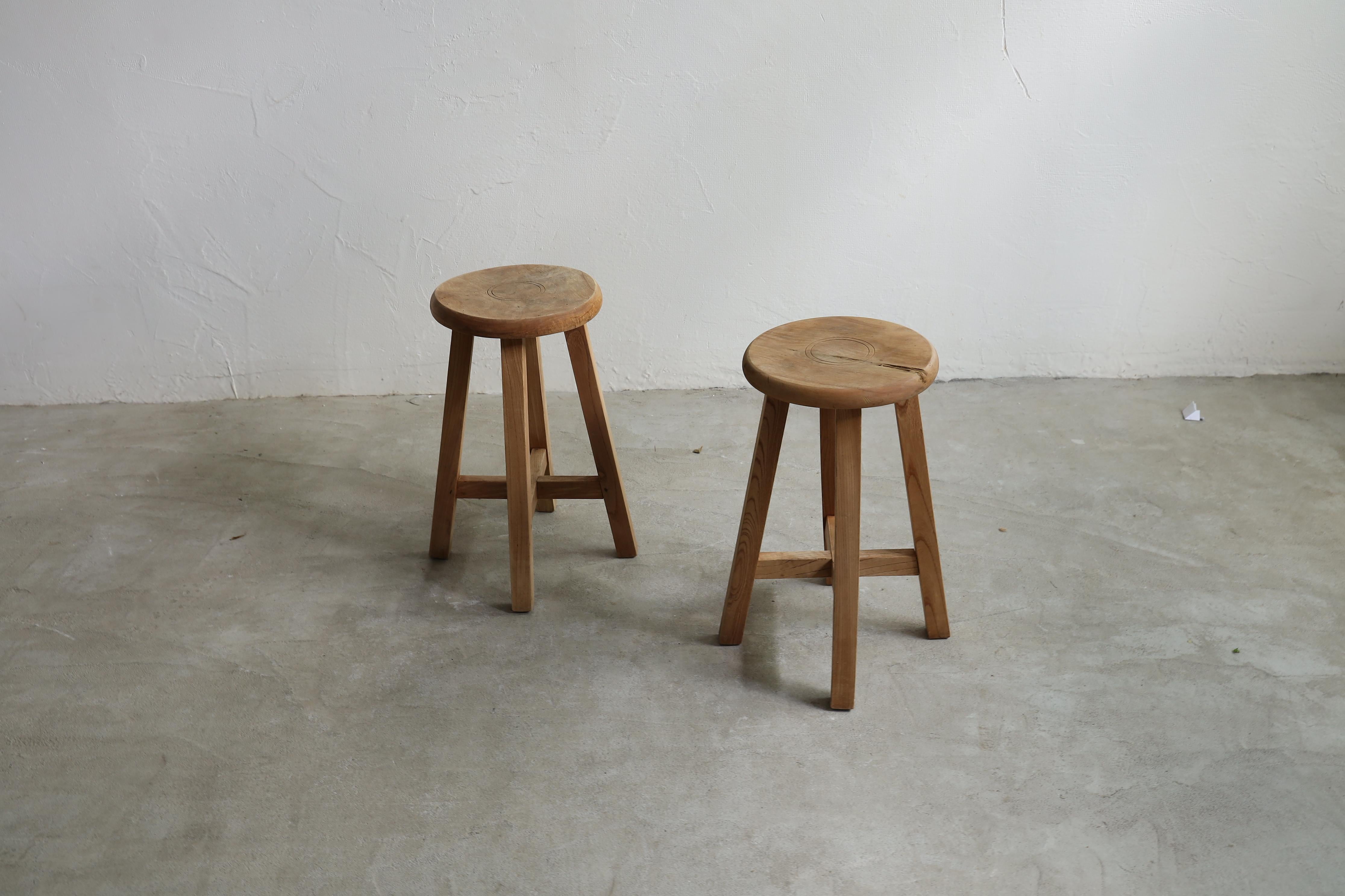 Klein, aber mit einer starken Präsenz. Dieser Hocker hat einen Sitz aus Kirschholz und Beine aus Keyaki-Holz.

Sorgfältig aus robusten Materialien zusammengesetzt, ist es ein einfaches, aber schönes Stück.

Die Sitzfläche weist noch Spuren der