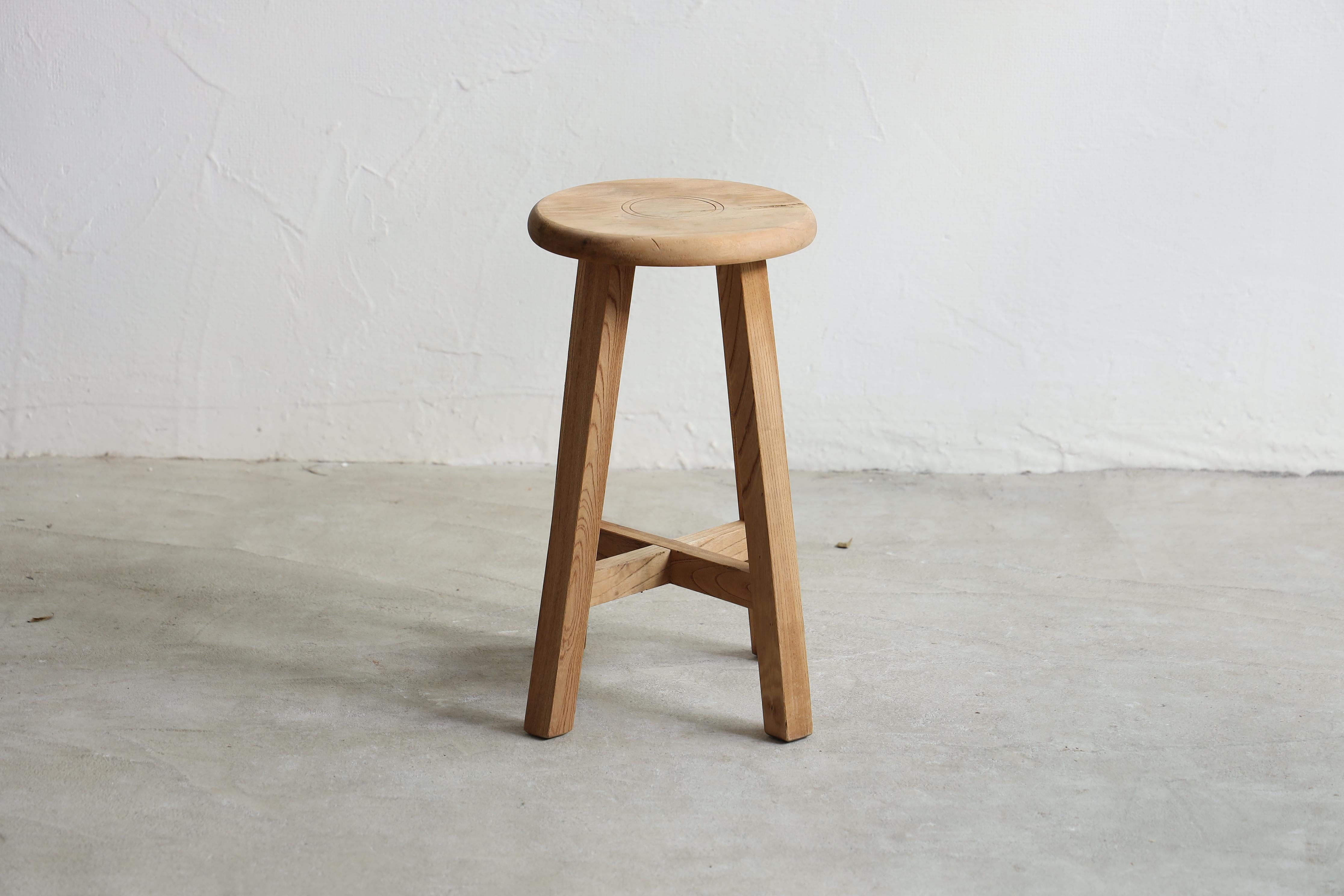Primitive japanische Holzhocker, Wabi-Sabi, Japandi (Japanisch) im Angebot