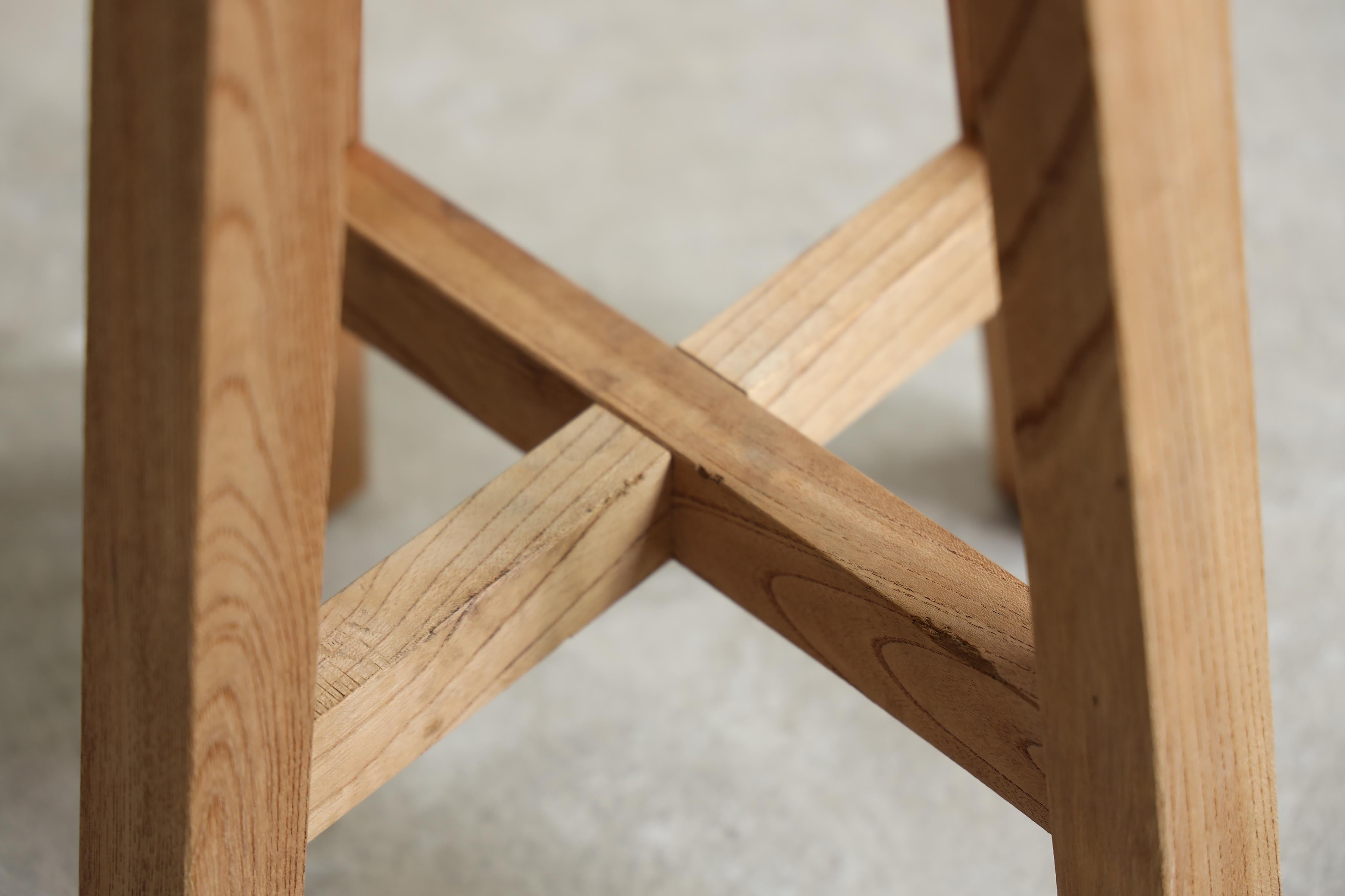 Primitive japanische Holzhocker, Wabi-Sabi, Japandi (Handgeschnitzt) im Angebot