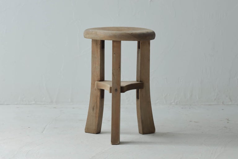 This is an old Japanese stool.
It is from the Taisho period (1913s-1930s).
The material is cherry wood, which is indigenous to Japan.

Our first-class craftsmen have repaired it.
The color is also beautiful.

Recommended for a stool, side