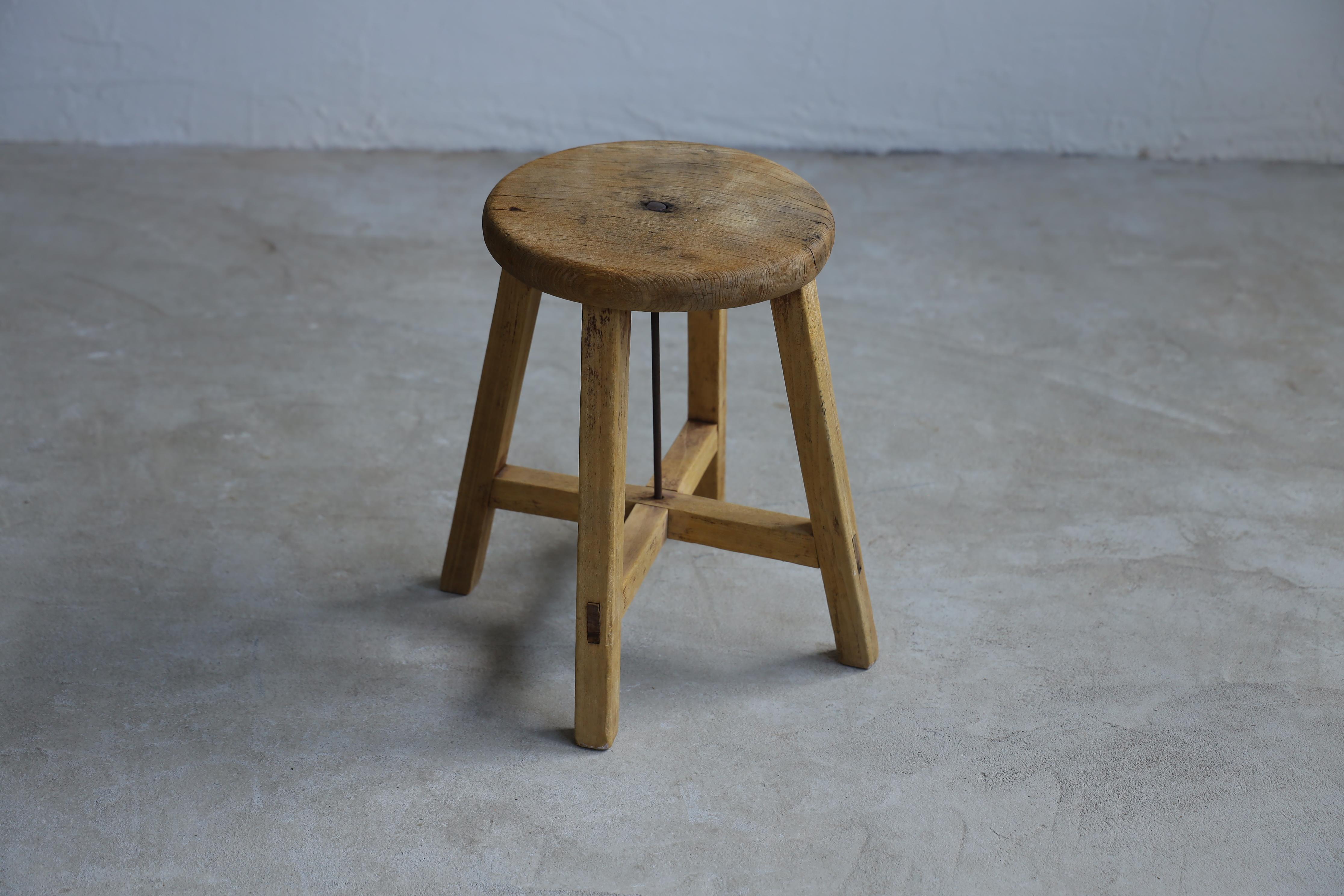 This is an old Japanese stool.
It dates from the Taisho period (1913-1930s).

It is made from Beech wood.
It is simple and tasteful, exuding a world of wabi-sabi.

It has been repaired by one of our top craftsmen.
Recommended for use as a stool,