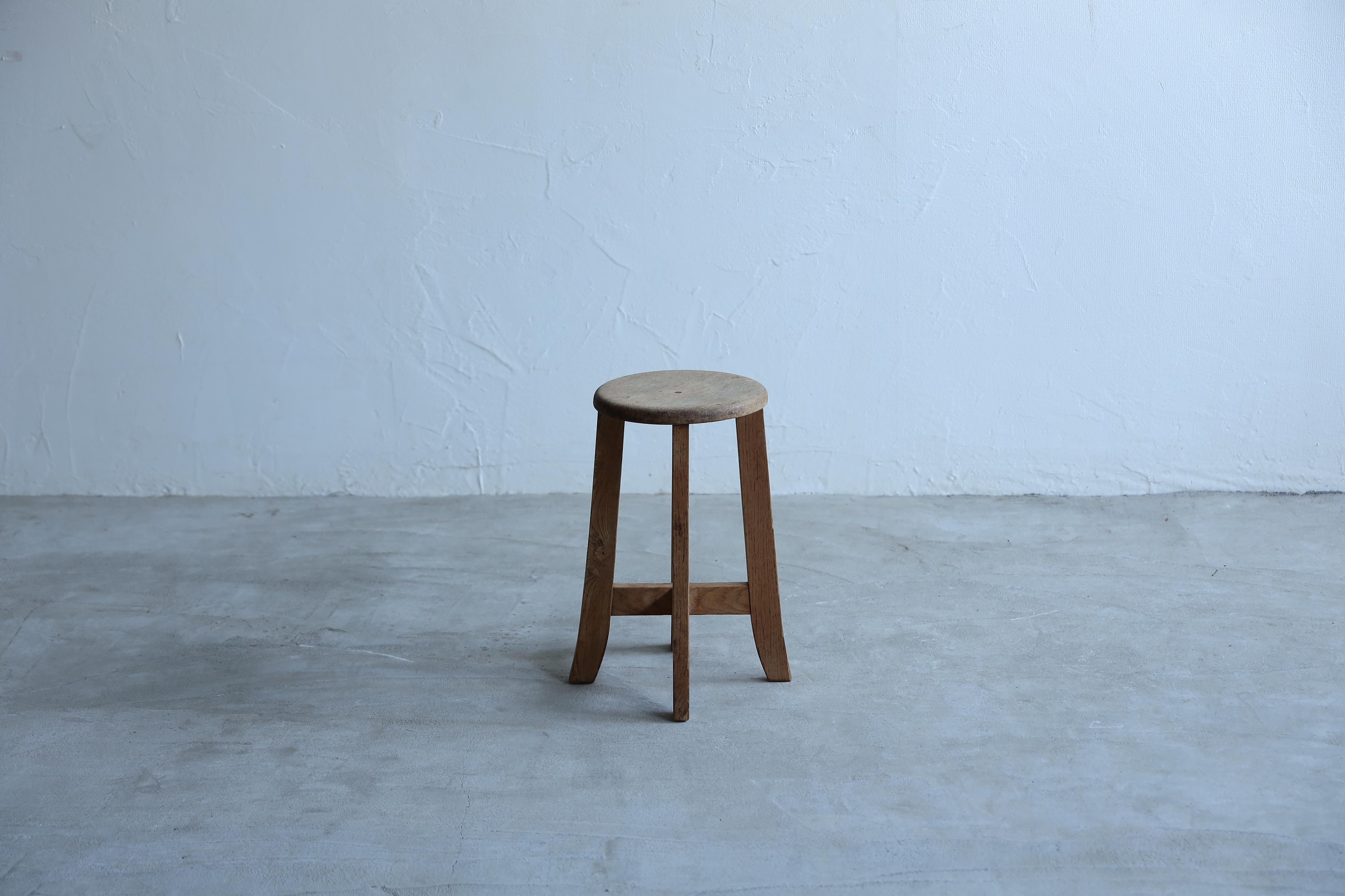 A stool with a neat appearance.
A rare item made from oak, which is rare for stools from the Taisho period. The deep brown color that develops over time, which is unique to oak, is lovely. The design is simple and will go well with any interior.
It