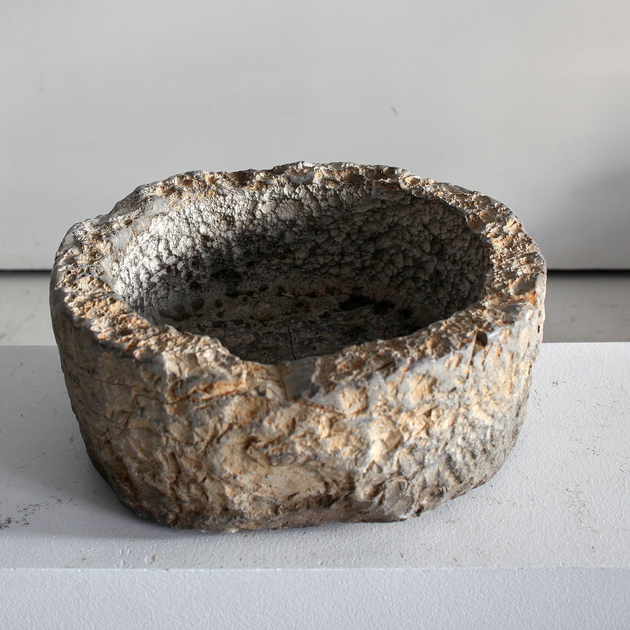 Grand récipient portugais primitif en pierre sculptée ancienne Bon état - En vente à London, GB