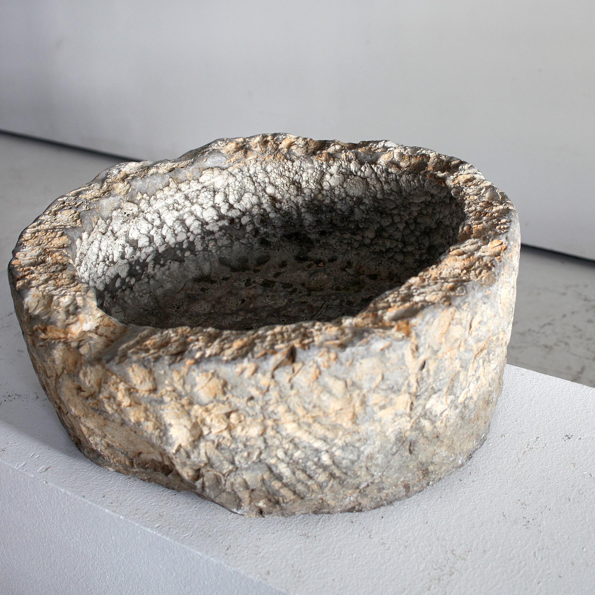 Grand récipient portugais primitif en pierre sculptée ancienne en vente 1