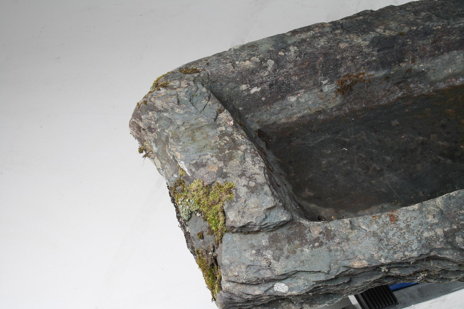 Comedero de piedra grande primitivo Elemento decorativo de jardín Musgo envejecido Bonsái Piedra tallada en venta 3
