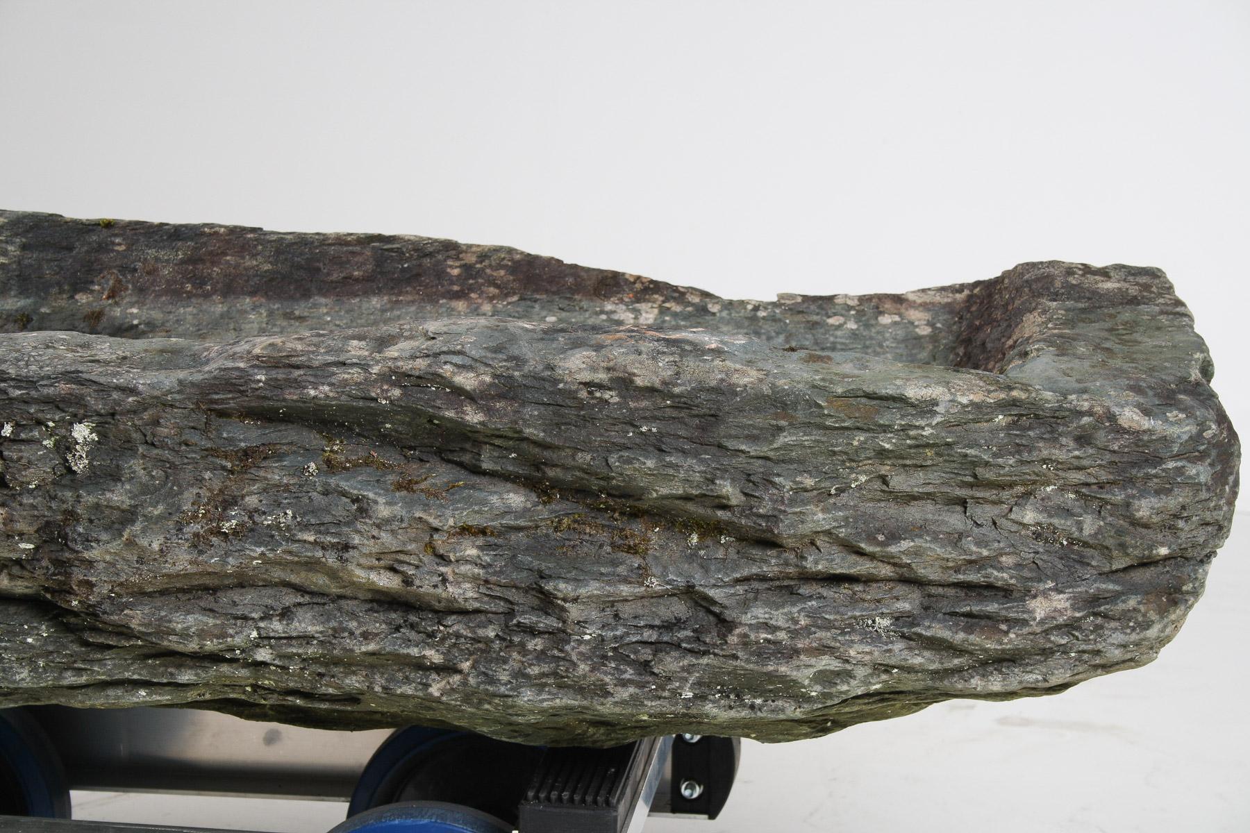 Comedero de piedra grande primitivo Elemento decorativo de jardín Musgo envejecido Bonsái Piedra tallada en venta 4