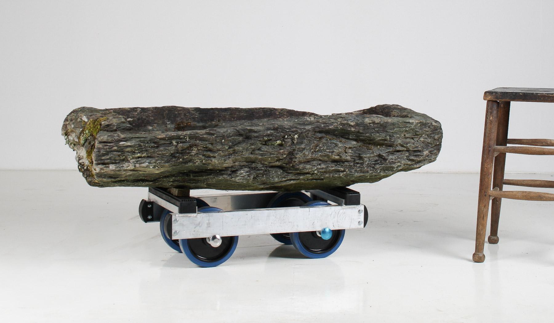 Comedero de piedra grande primitivo Elemento decorativo de jardín Musgo envejecido Bonsái Piedra tallada en venta 5