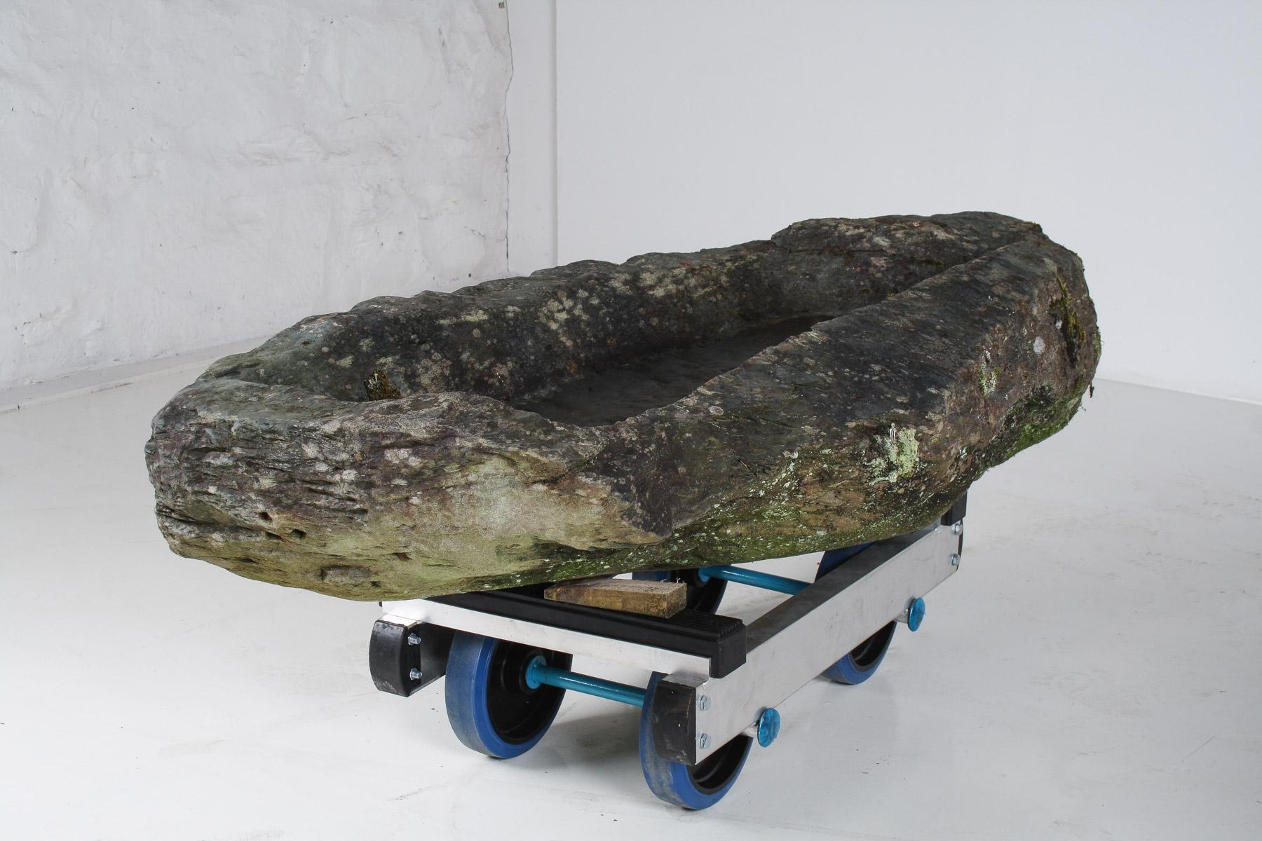 Comedero de piedra grande primitivo Elemento decorativo de jardín Musgo envejecido Bonsái Piedra tallada en venta 6
