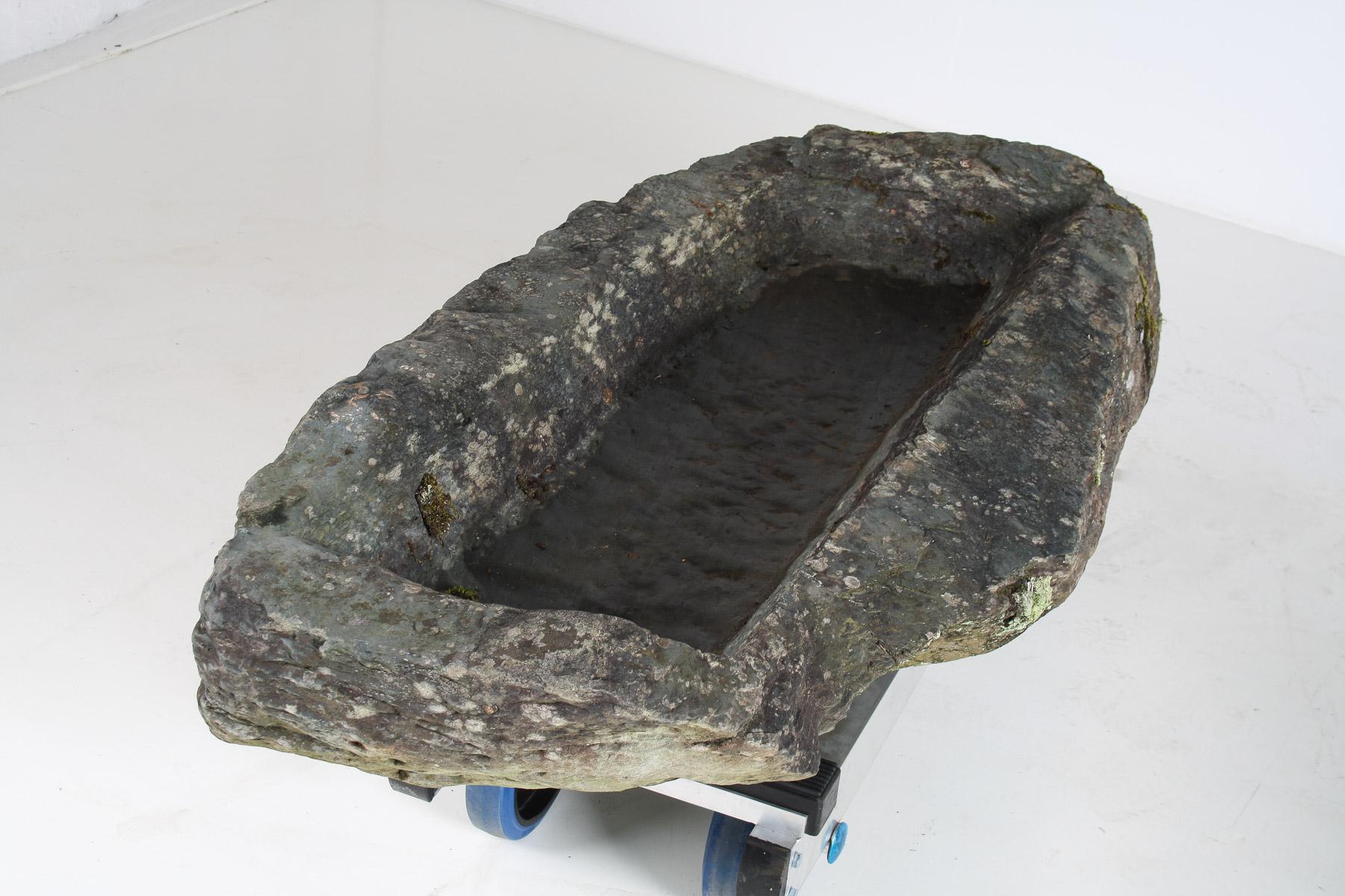 Comedero de piedra grande primitivo Elemento decorativo de jardín Musgo envejecido Bonsái Piedra tallada en venta 7