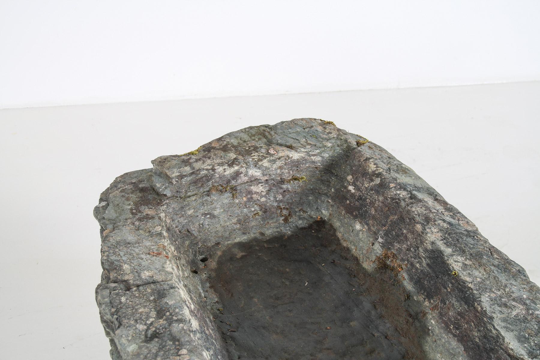 Comedero de piedra grande primitivo Elemento decorativo de jardín Musgo envejecido Bonsái Piedra tallada en venta 8