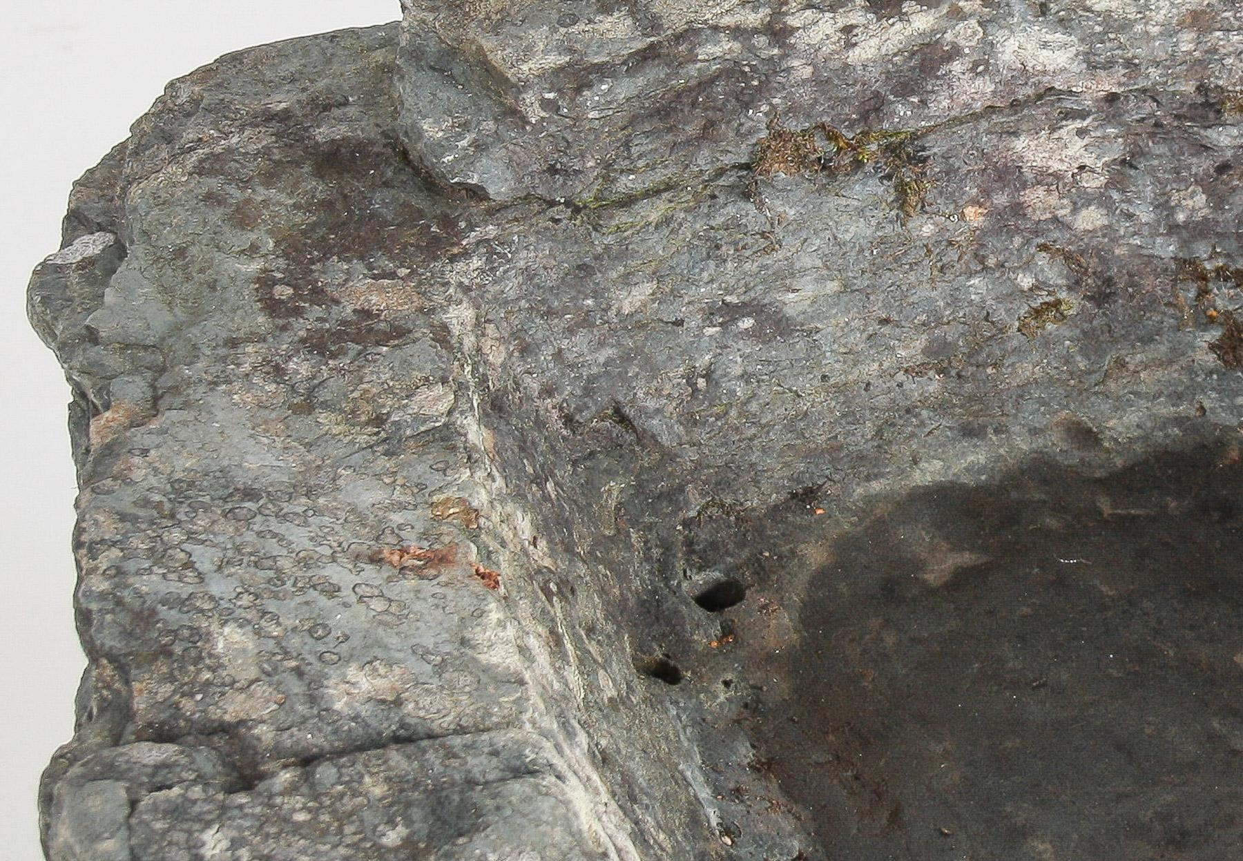 Comedero de piedra grande primitivo Elemento decorativo de jardín Musgo envejecido Bonsái Piedra tallada en venta 9