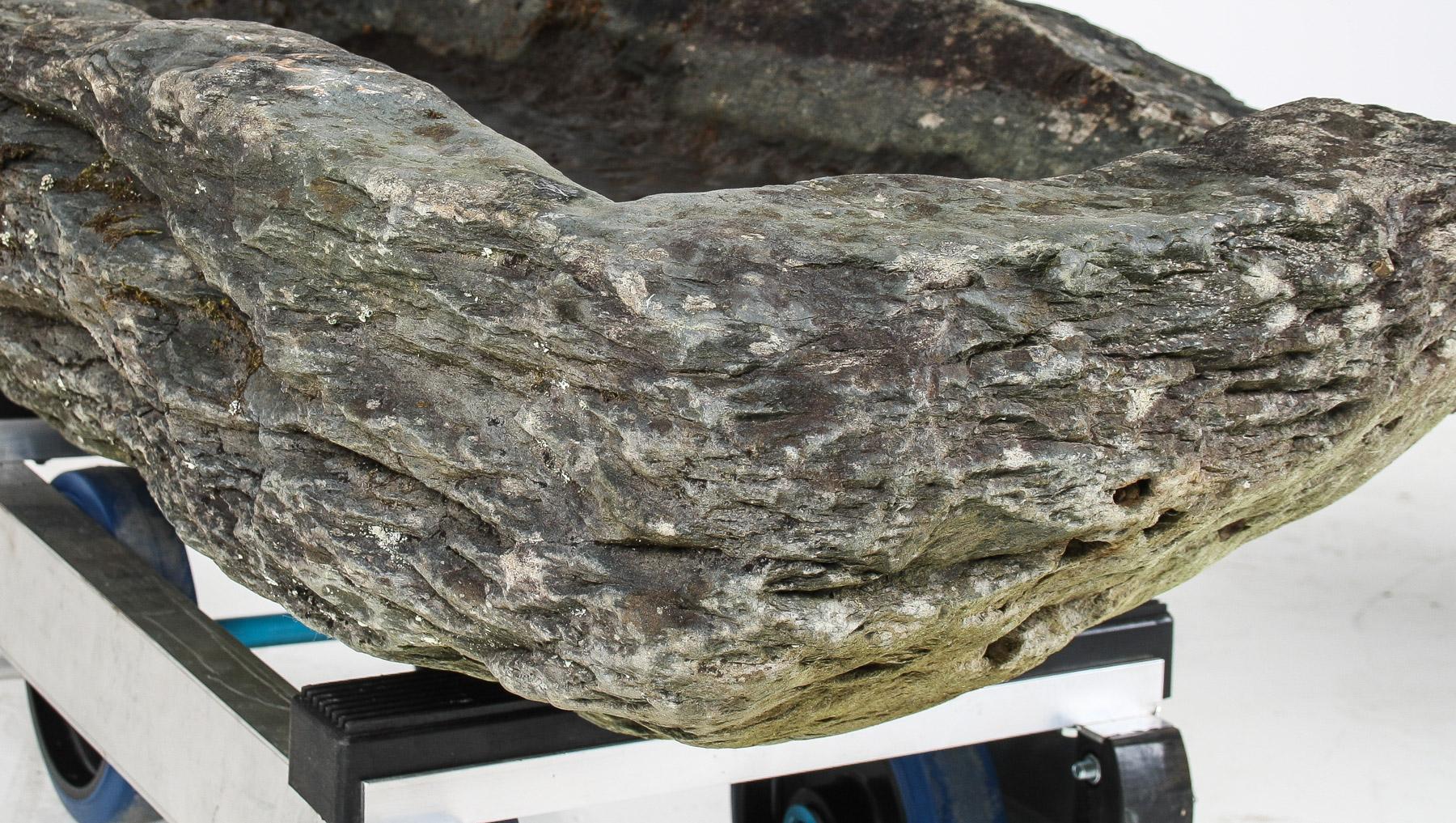 Comedero de piedra grande primitivo Elemento decorativo de jardín Musgo envejecido Bonsái Piedra tallada en venta 10