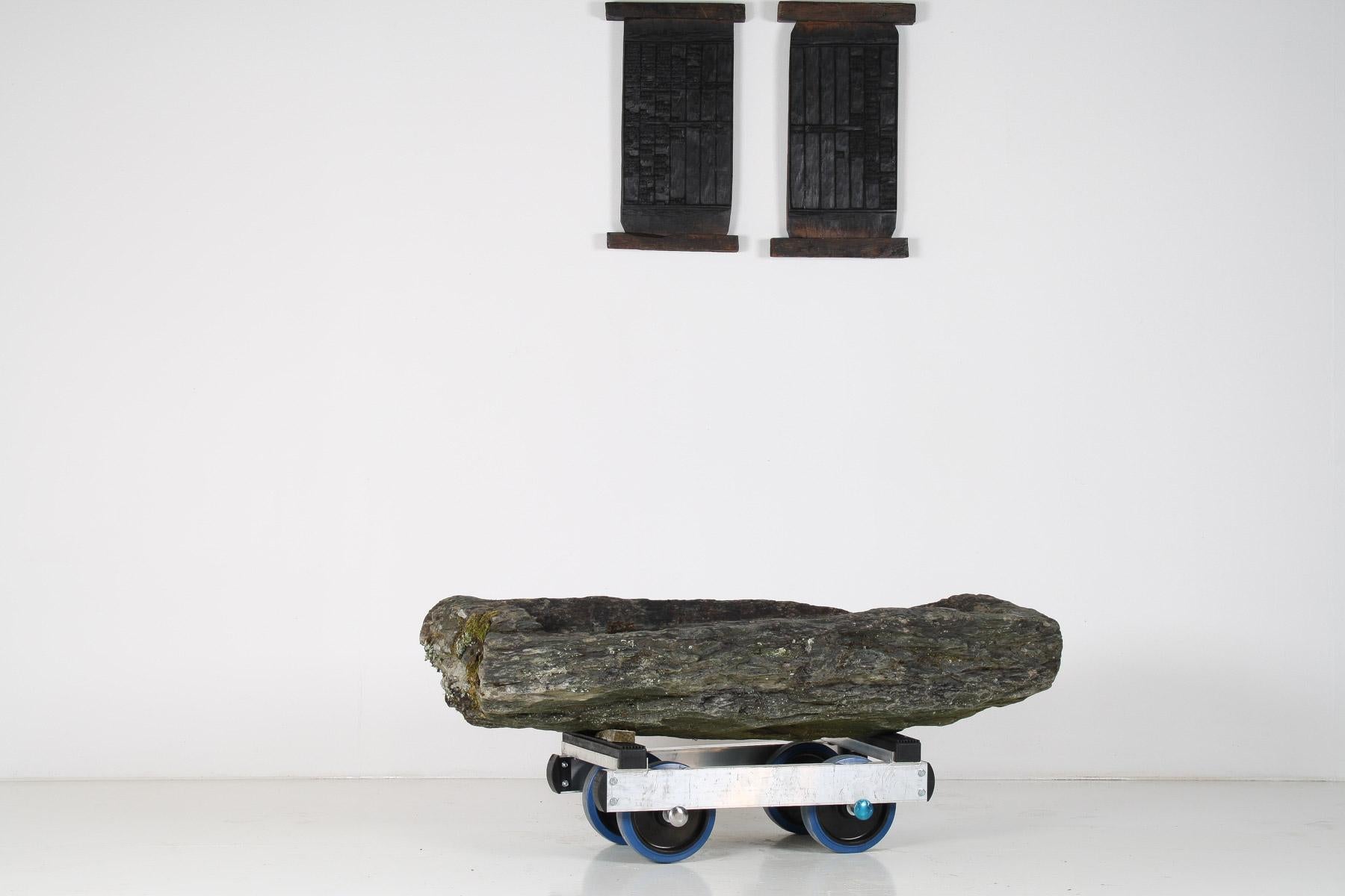 Comedero de piedra grande primitivo Elemento decorativo de jardín Musgo envejecido Bonsái Piedra tallada Galés en venta