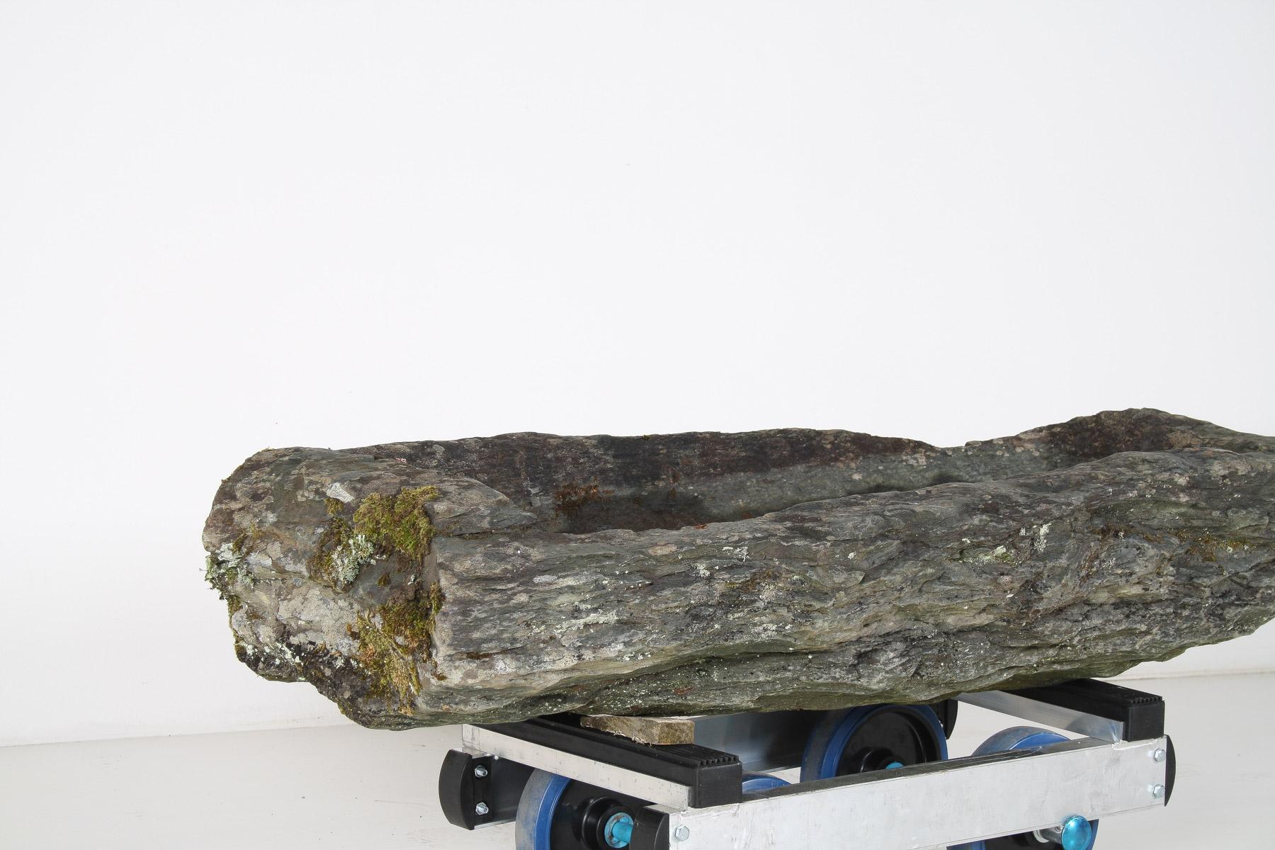 Comedero de piedra grande primitivo Elemento decorativo de jardín Musgo envejecido Bonsái Piedra tallada Tallado a mano en venta