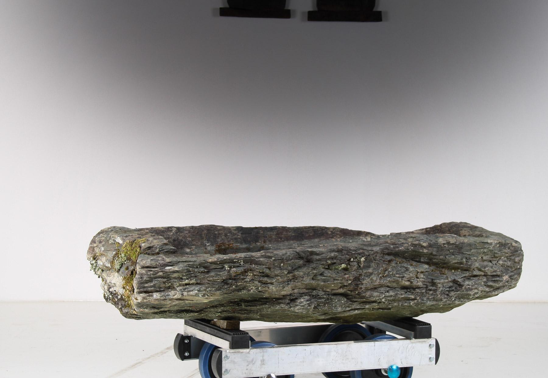 Comedero de piedra grande primitivo Elemento decorativo de jardín Musgo envejecido Bonsái Piedra tallada en Bueno estado para la venta en Llanbrynmair, GB