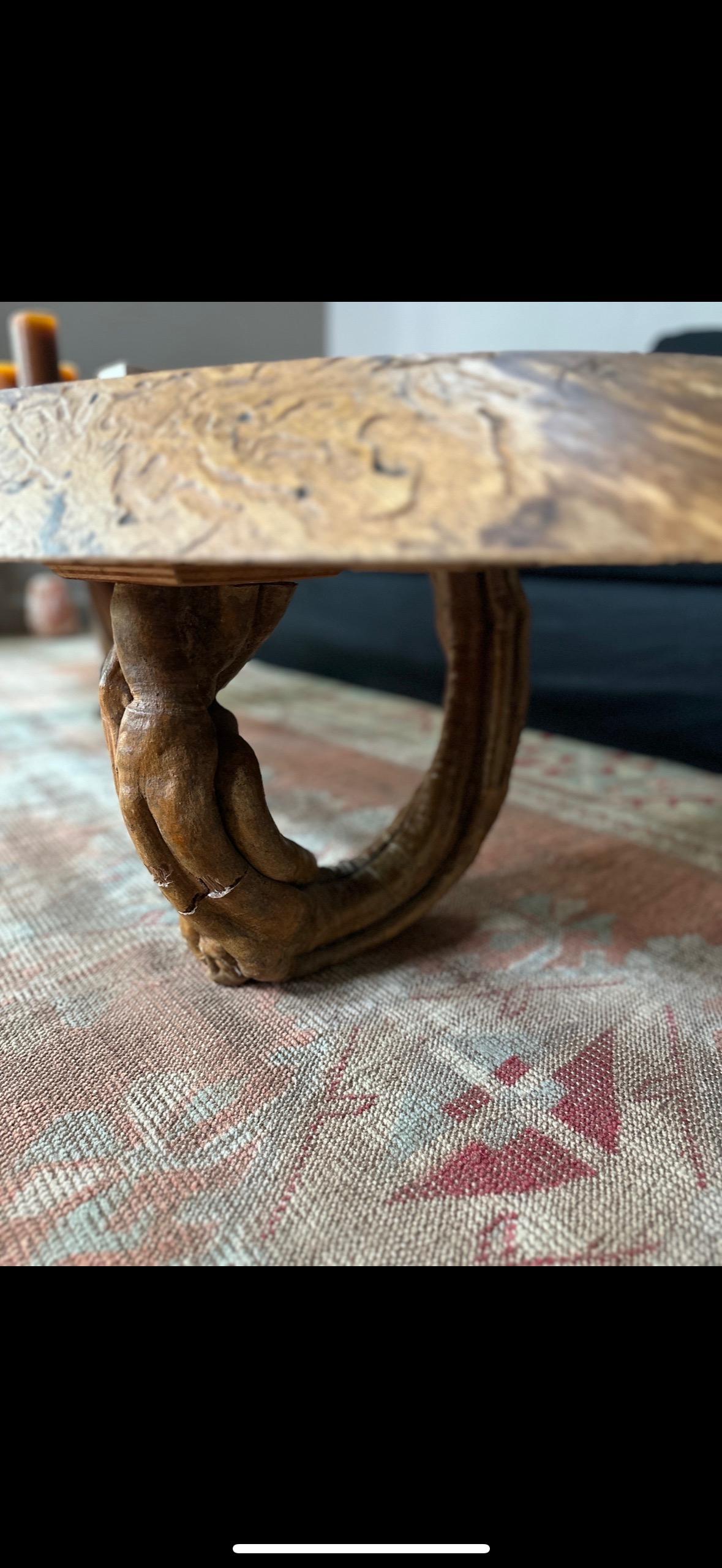 Bois Table basse primitive en dalles à bords vifs en vente