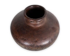 Jarra de metal con diseño de panel