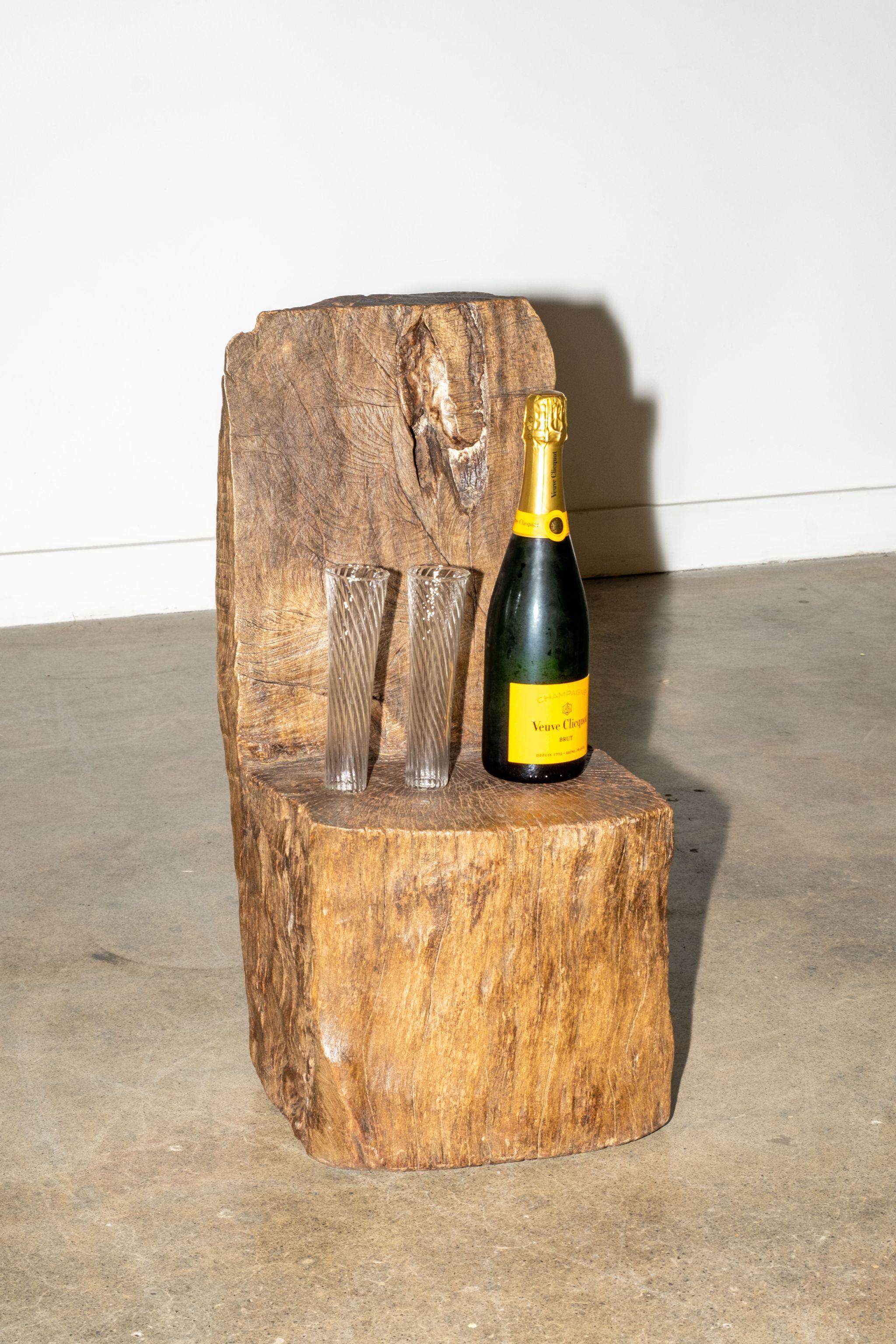 Una semplice sedia a forma di ceppo in legno intagliato che trasforma qualsiasi angolo dimenticato in un set fotografico. Inseriscilo in un ambiente contemporaneo e sentirai gli dei del design cantare.
Non segnato/non attribuito.