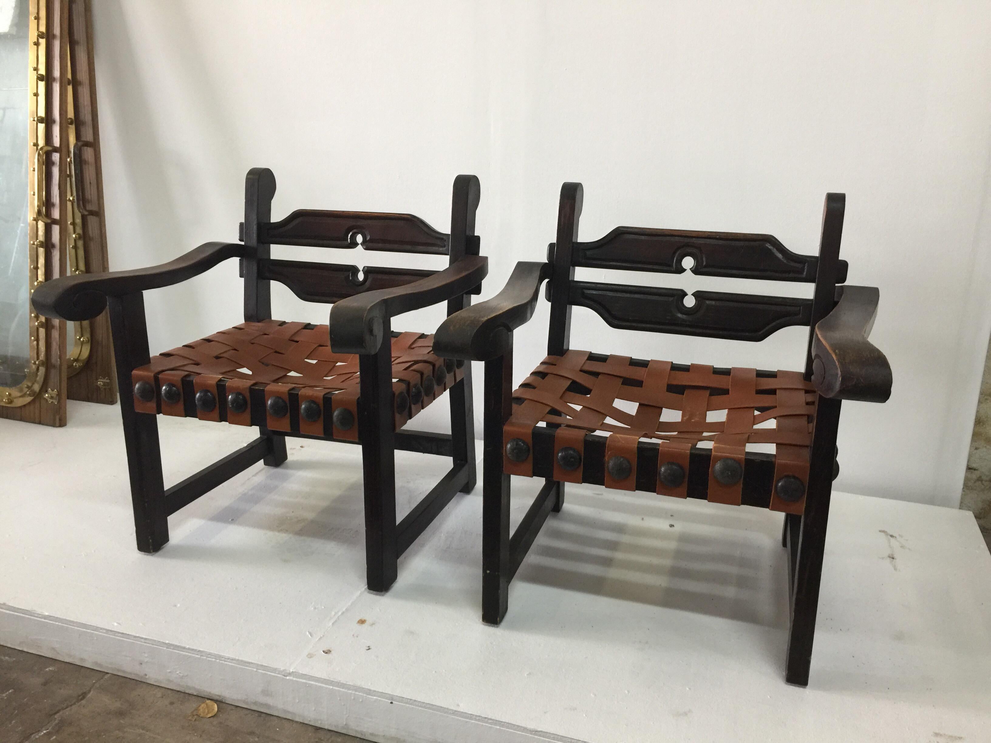 Paire de fauteuils mexicains en bois sculpté William Spratling avec assise à sangles en cuir en vente 3