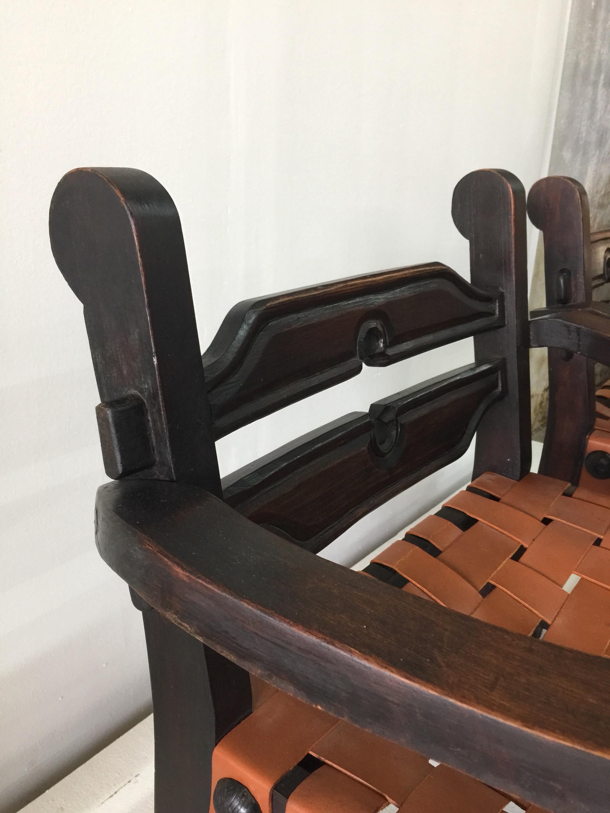 William Spratling Mexikanische geschnitzte Holzsessel mit Lederriemen-Sitzen, Paar (Spanisch Kolonial) im Angebot