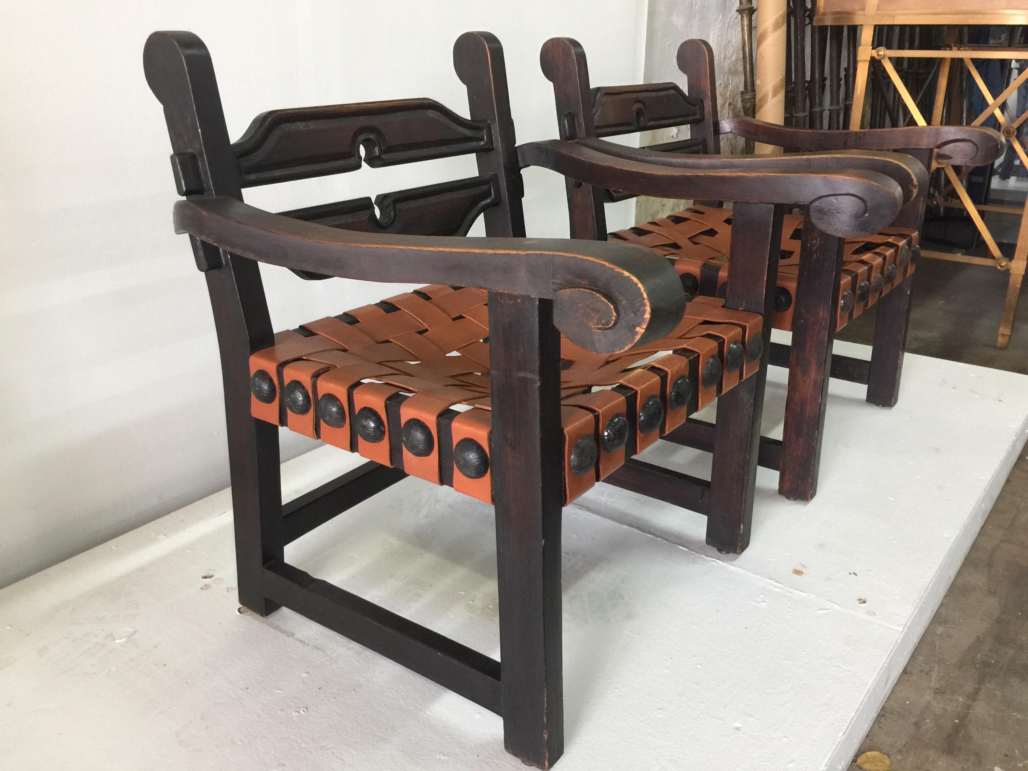William Spratling Mexikanische geschnitzte Holzsessel mit Lederriemen-Sitzen, Paar (Mitte des 20. Jahrhunderts) im Angebot