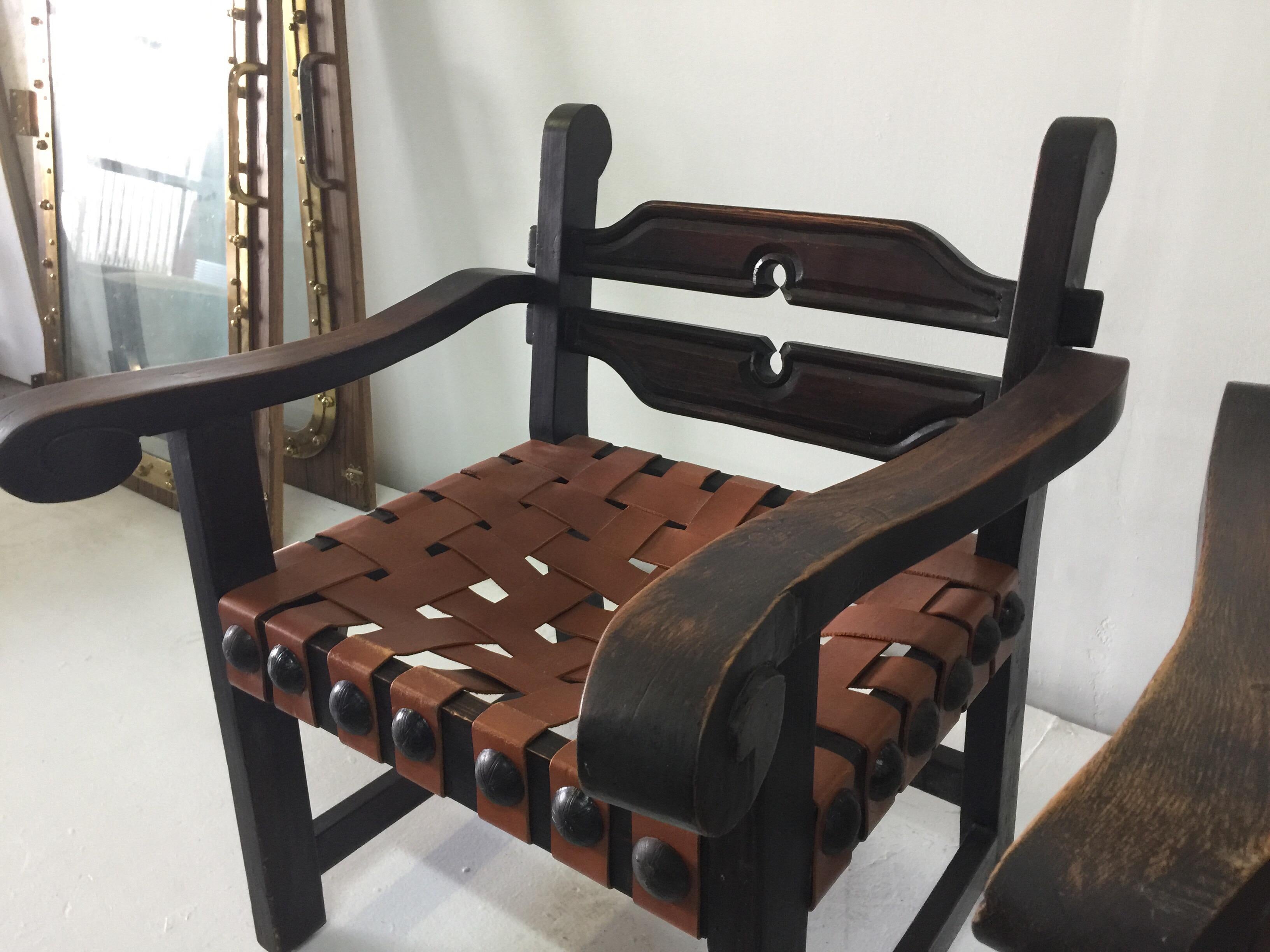 Milieu du XXe siècle Paire de fauteuils mexicains en bois sculpté William Spratling avec assise à sangles en cuir en vente