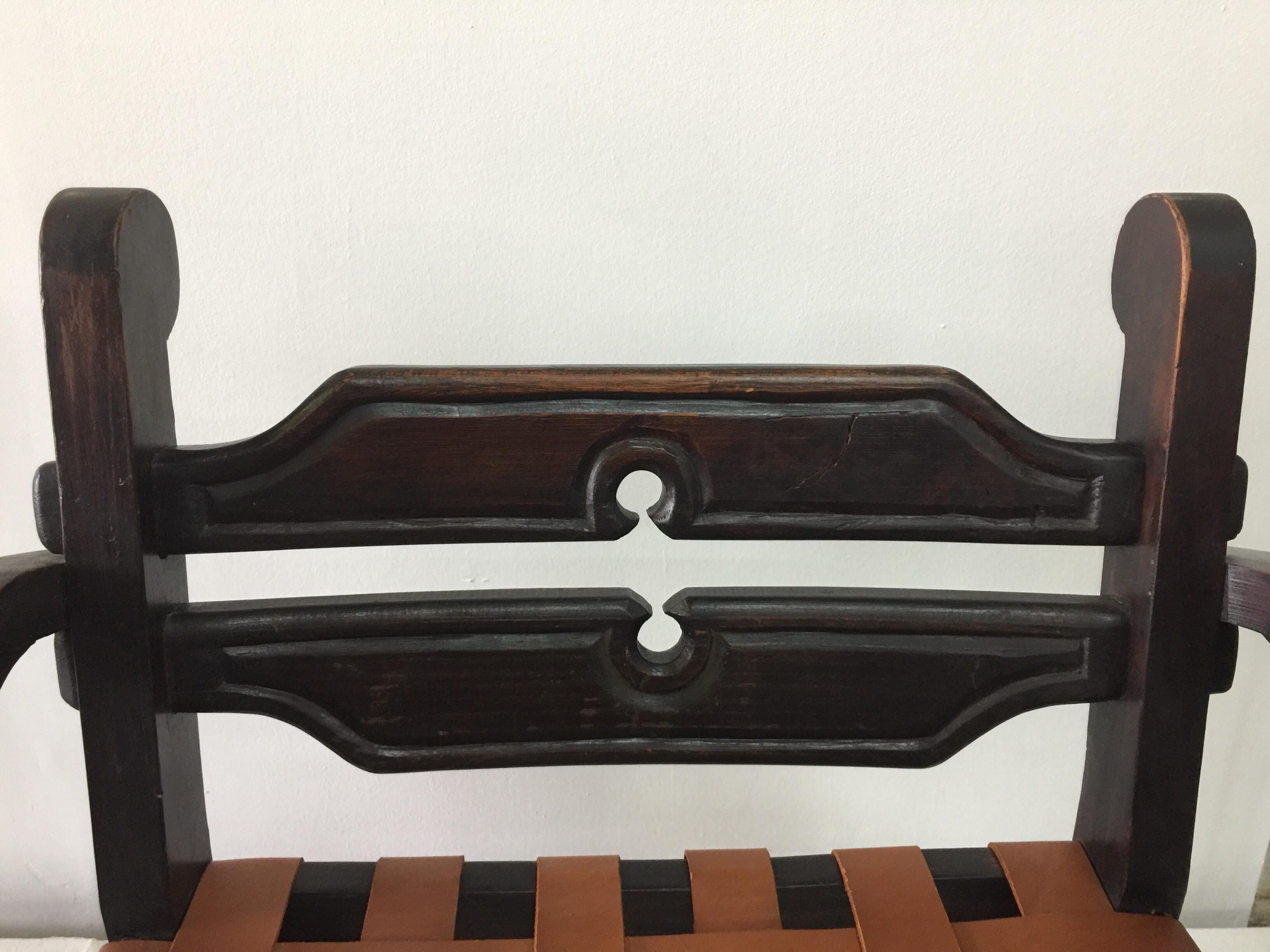 William Spratling Mexikanische geschnitzte Holzsessel mit Lederriemen-Sitzen, Paar im Angebot 2