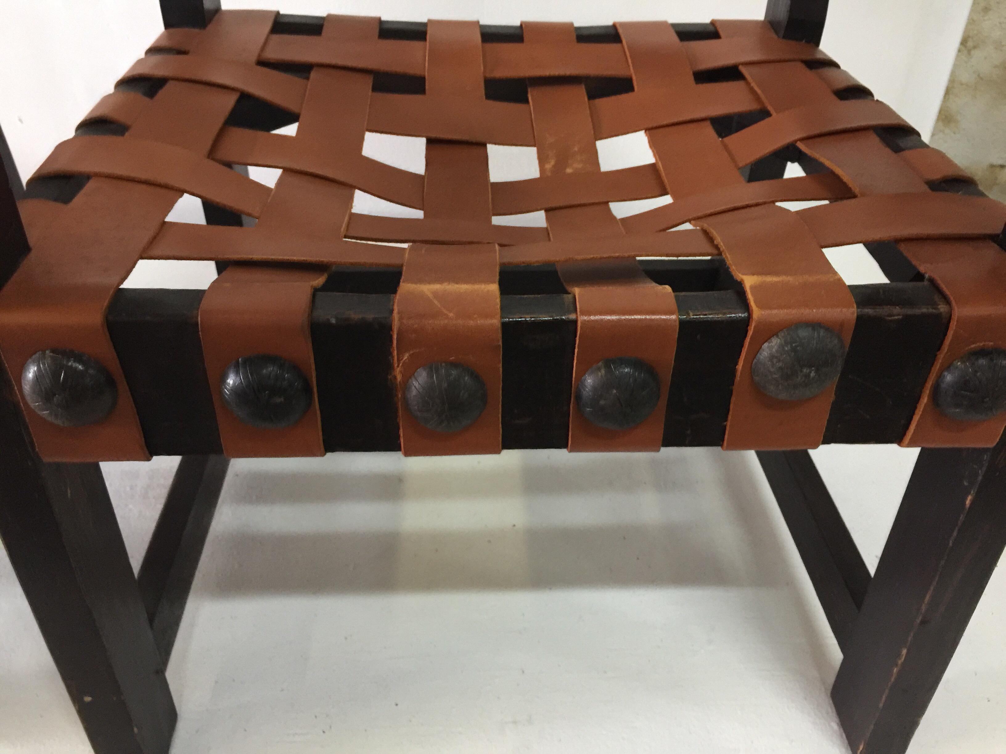 William Spratling Mexikanische geschnitzte Holzsessel mit Lederriemen-Sitzen, Paar im Angebot 3