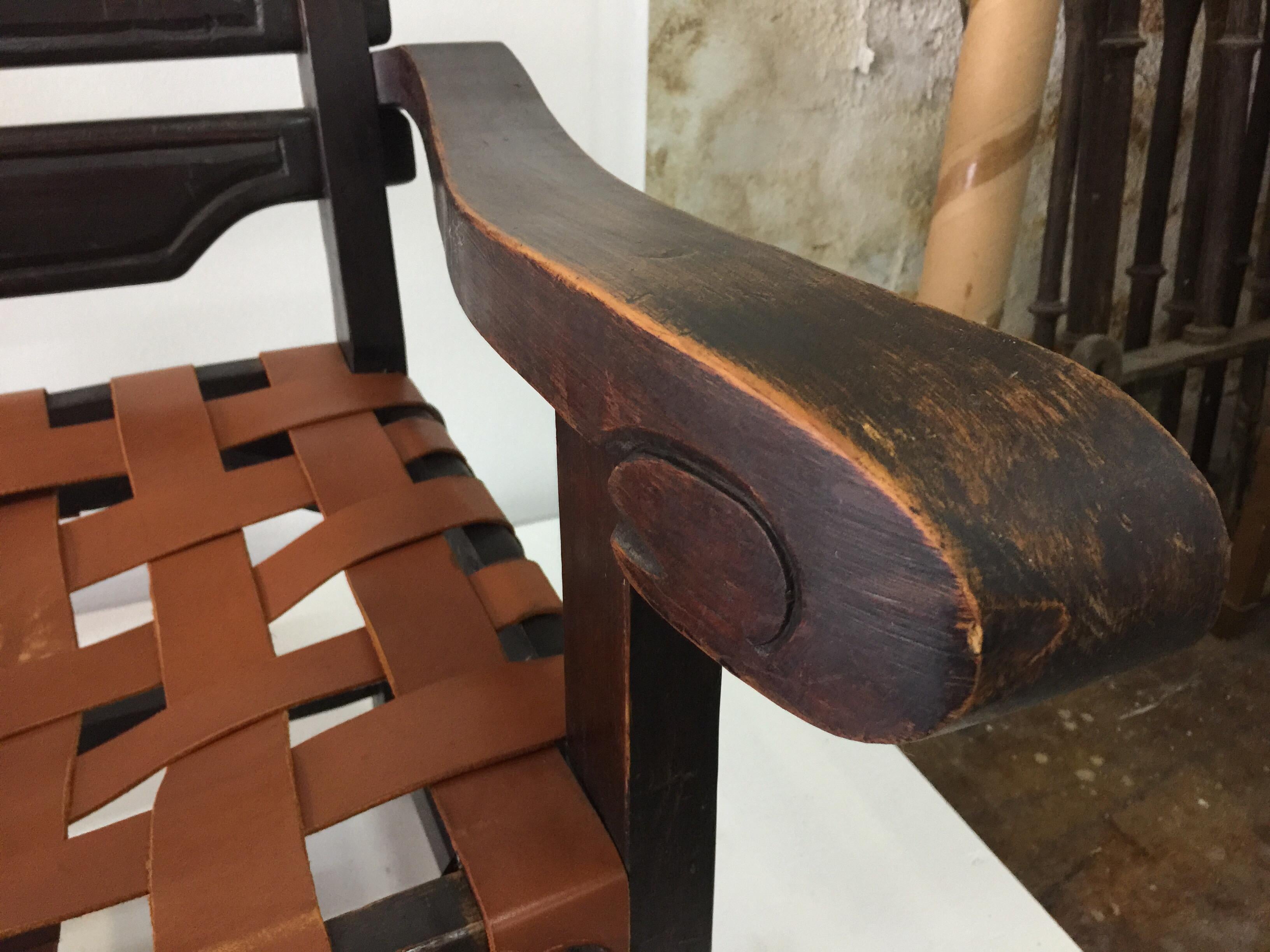 Paire de fauteuils mexicains en bois sculpté William Spratling avec assise à sangles en cuir en vente 2