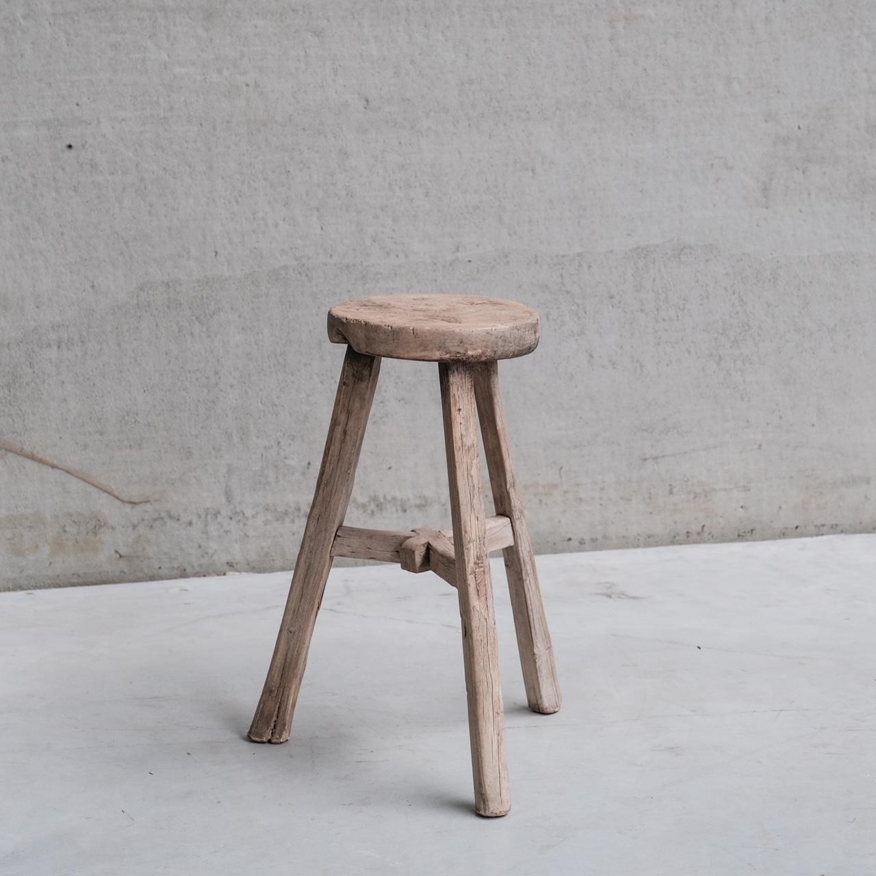 Un simple tabouret à pied tripode ou une table d'appoint.

France, c1940s.

Construction simple.

Des imperfections wabi-sabi esques, idéales pour ajouter un peu de caractère et de chaleur à l'espace.

Réf. interne : 30/11/23/009.

Emplacement :