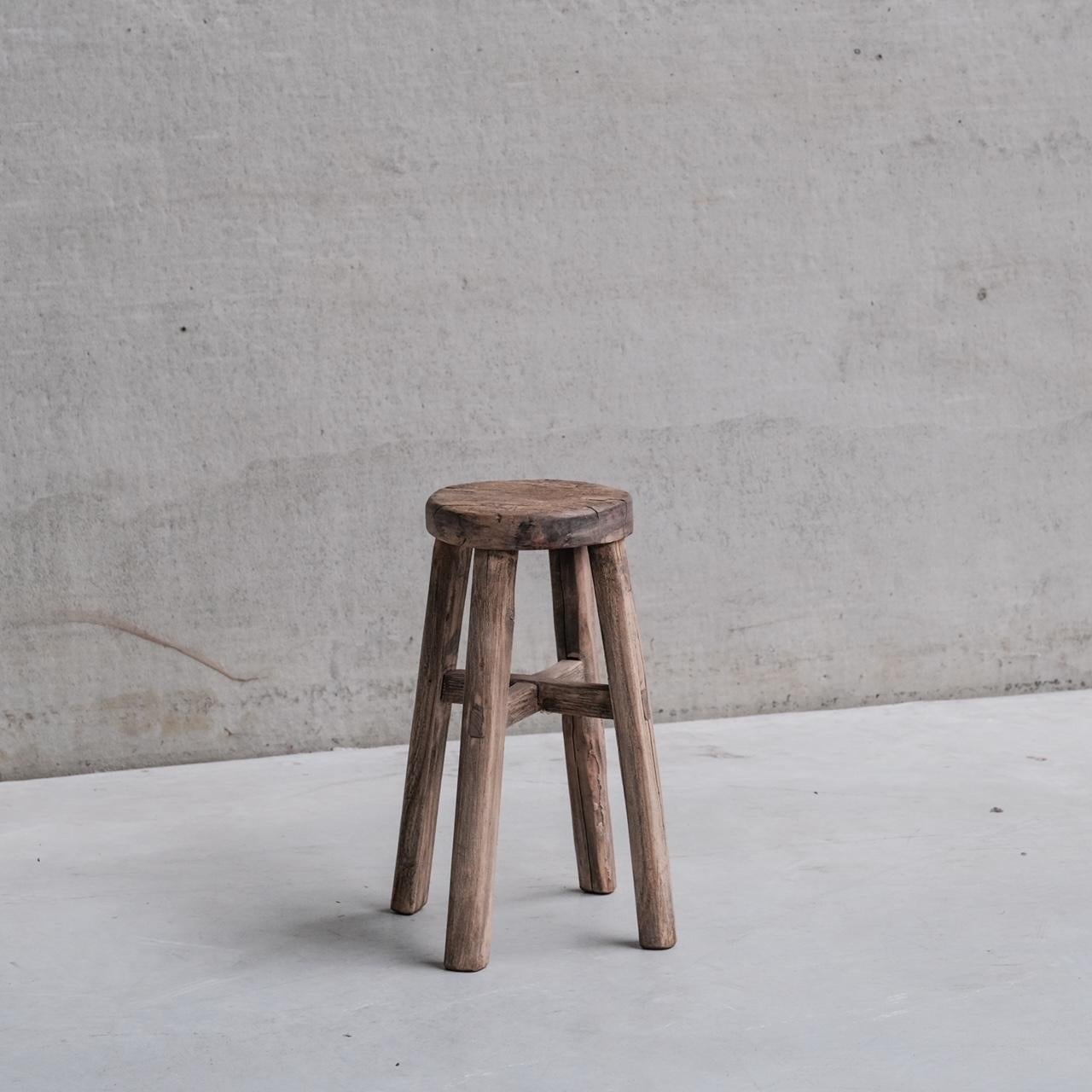 Un simple tabouret à pied tripode ou une table d'appoint.

France, c1940s.

Construction simple.

Des imperfections wabi-sabi esques, idéales pour ajouter un peu de caractère et de chaleur à l'espace.

Réf. interne : 30/11/23/008.

Emplacement :