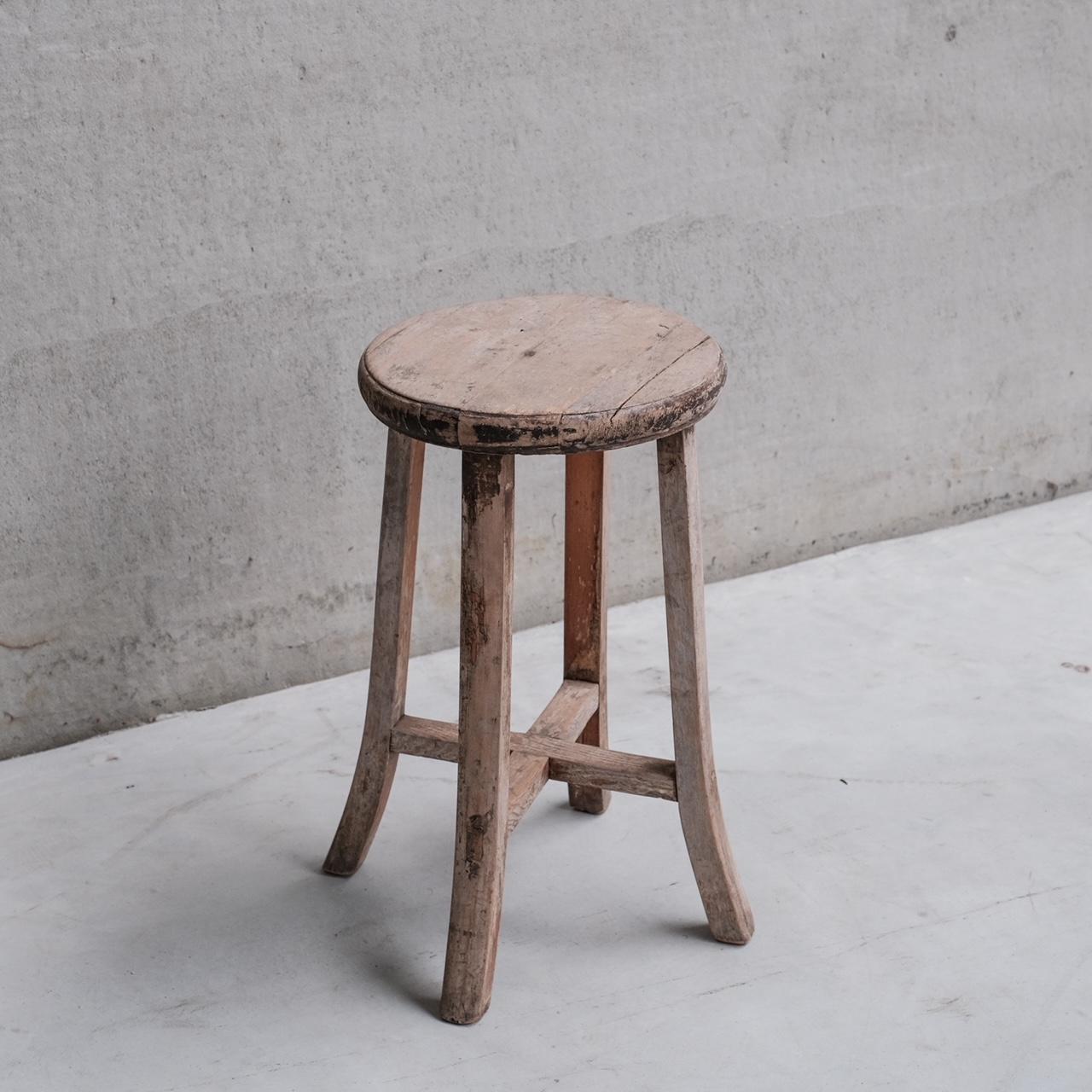 Mid-Century Modern Tabouret ou table d'appoint en bois primitif du milieu du siècle dernier en vente
