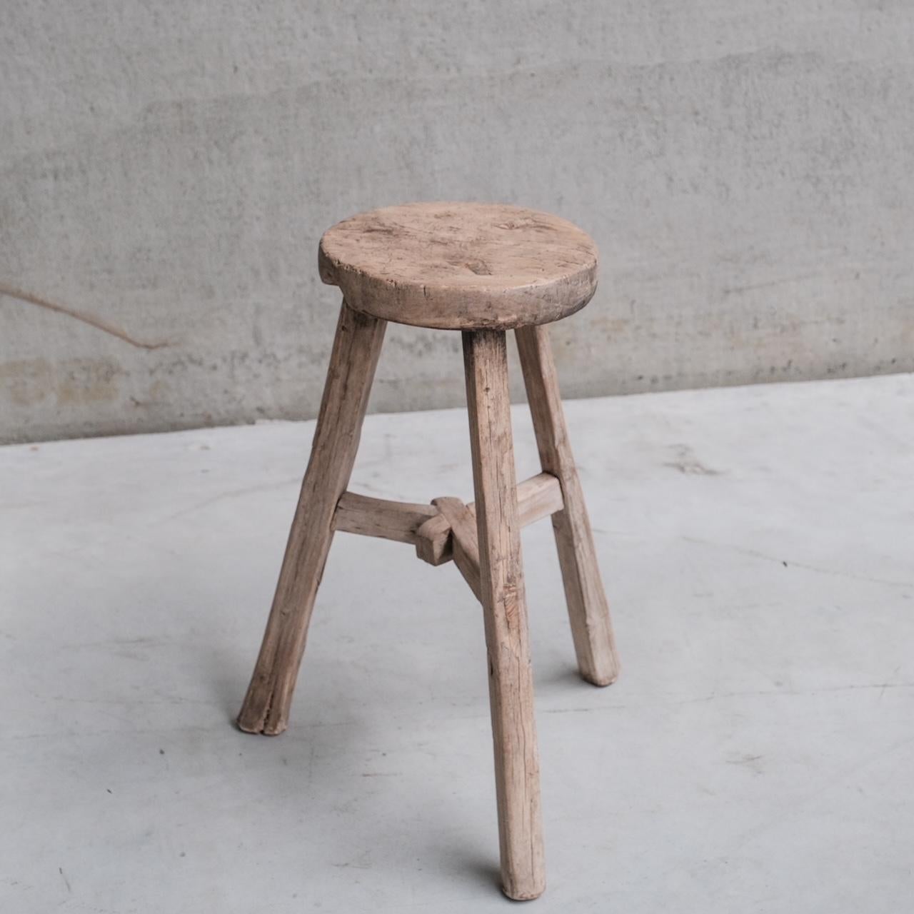 Français Tabouret ou table d'appoint en bois primitif du milieu du siècle dernier en vente