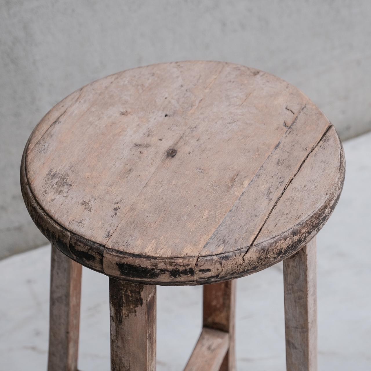 Français Tabouret ou table d'appoint en bois primitif du milieu du siècle dernier en vente