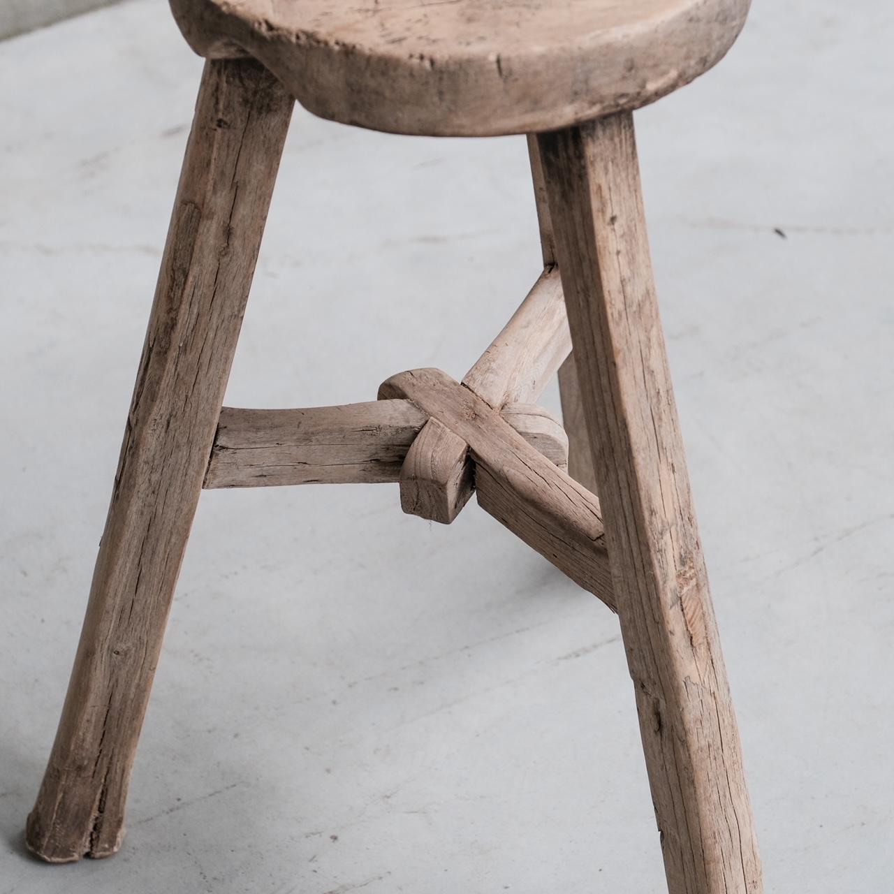 Tabouret ou table d'appoint en bois primitif du milieu du siècle dernier Bon état - En vente à London, GB