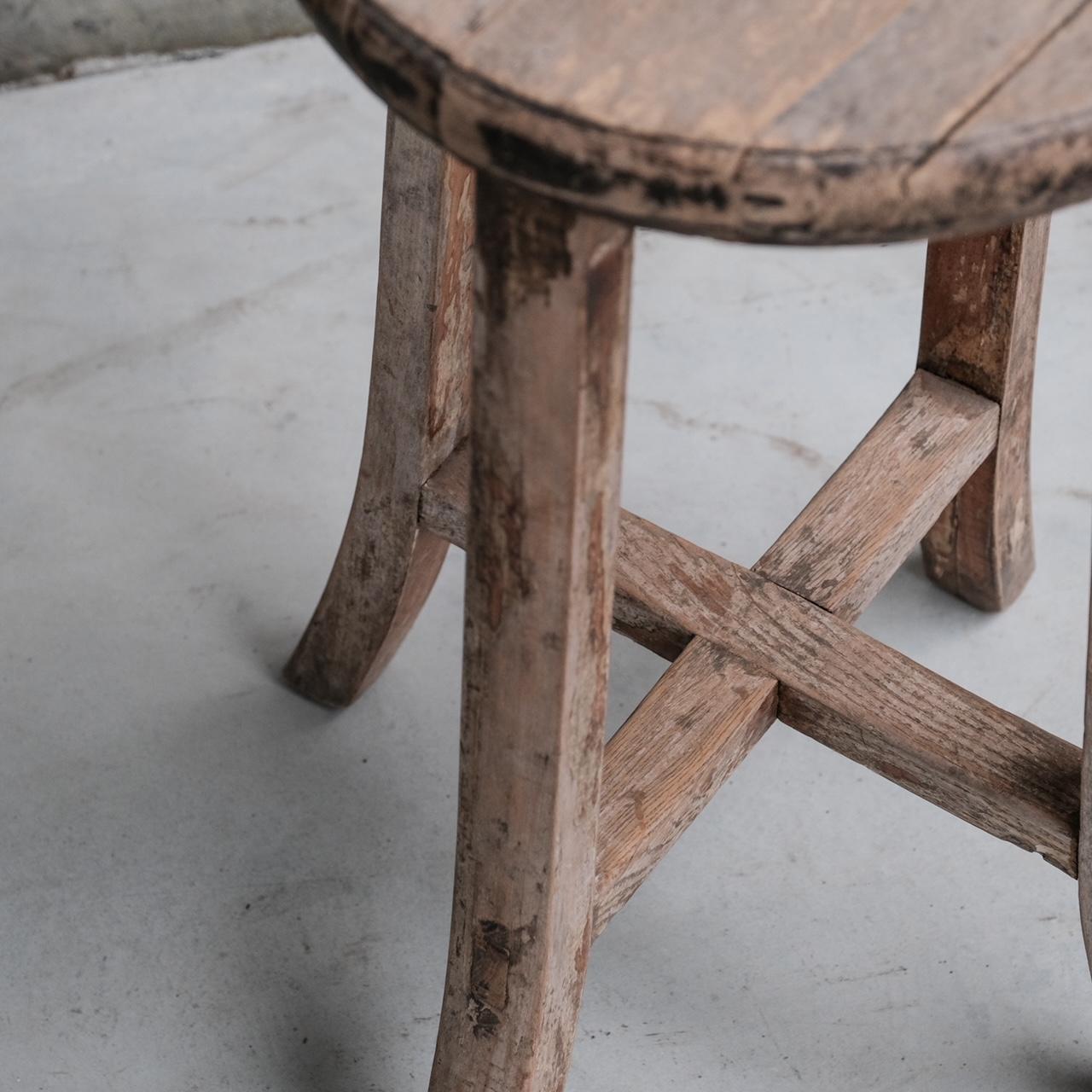 Tabouret ou table d'appoint en bois primitif du milieu du siècle dernier Bon état - En vente à London, GB