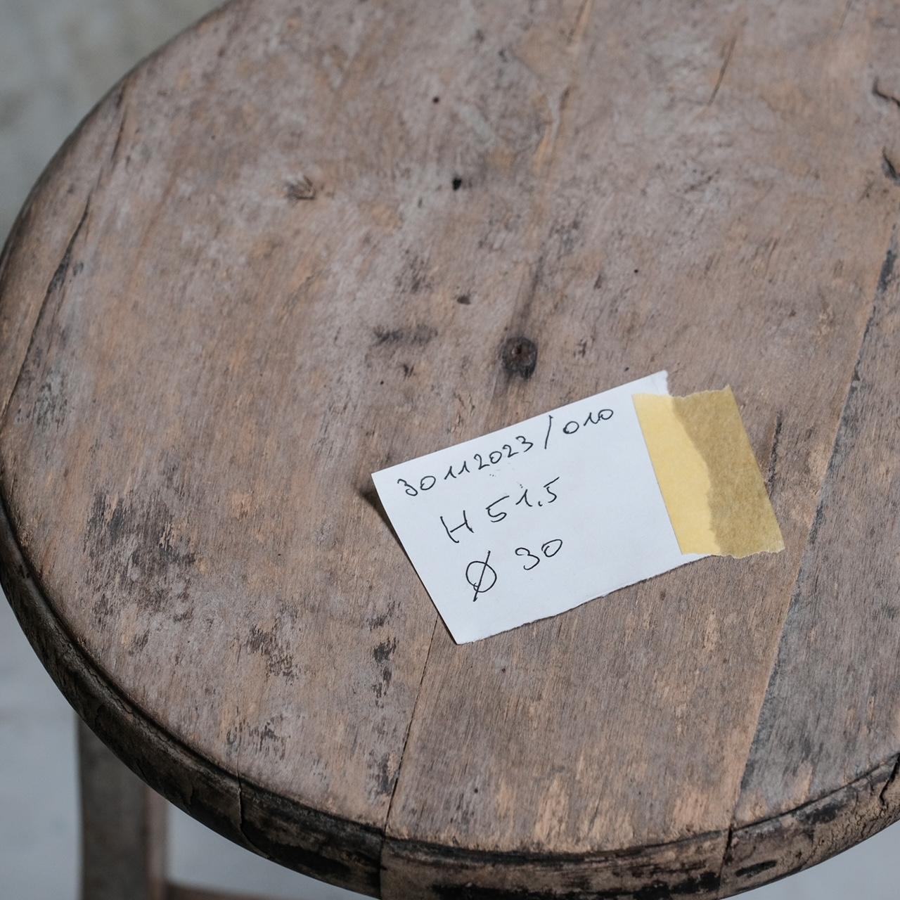 Milieu du XXe siècle Tabouret ou table d'appoint en bois primitif du milieu du siècle dernier en vente