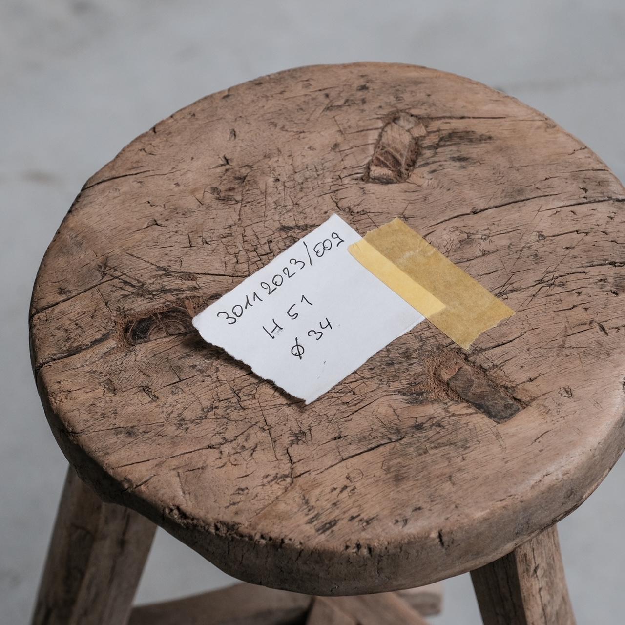 Bois Tabouret ou table d'appoint en bois primitif du milieu du siècle dernier en vente