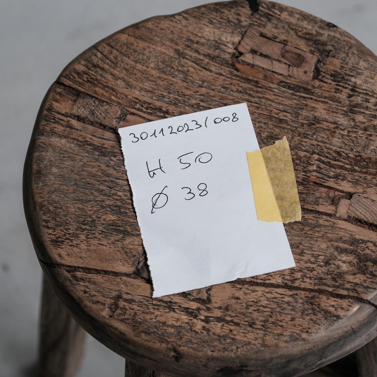 Bois Tabouret ou table d'appoint en bois primitif du milieu du siècle dernier en vente